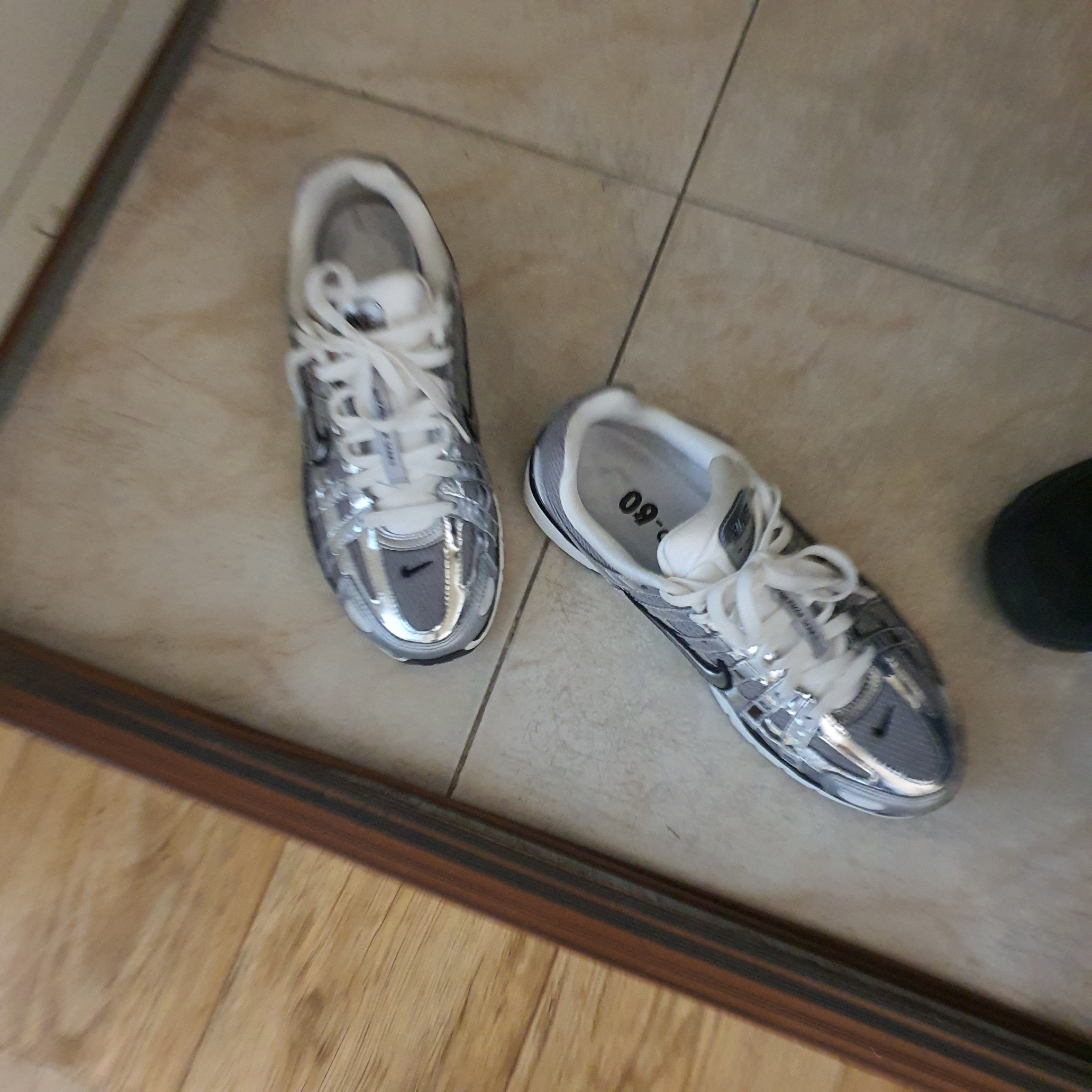 Nike P-6000 Metallic Silver 착용 스타일 - 2
