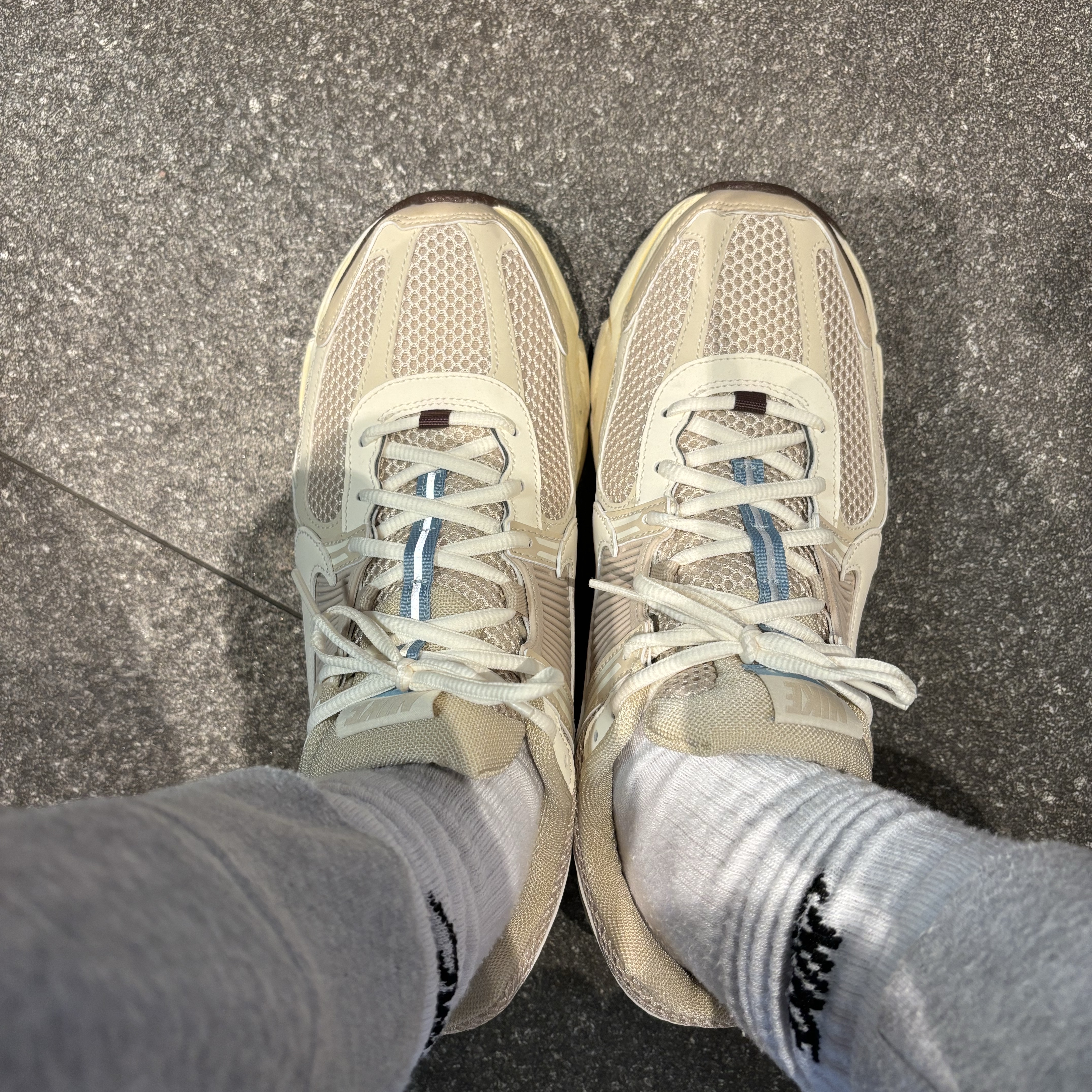(W) Nike Zoom Vomero 5 Oatmeal 착용 스타일