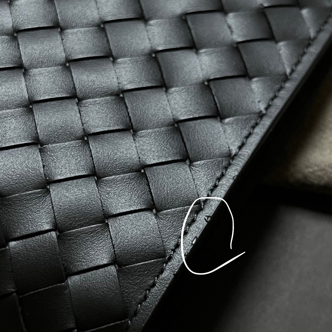Bottega Veneta Bi-Fold Wallet Black 착용 스타일