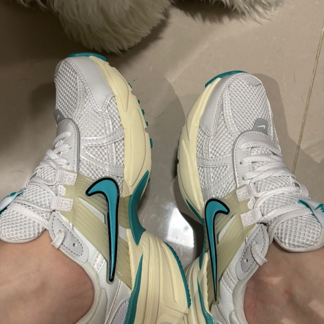 Nike V2K Run White Coconut Milk 착용 스타일