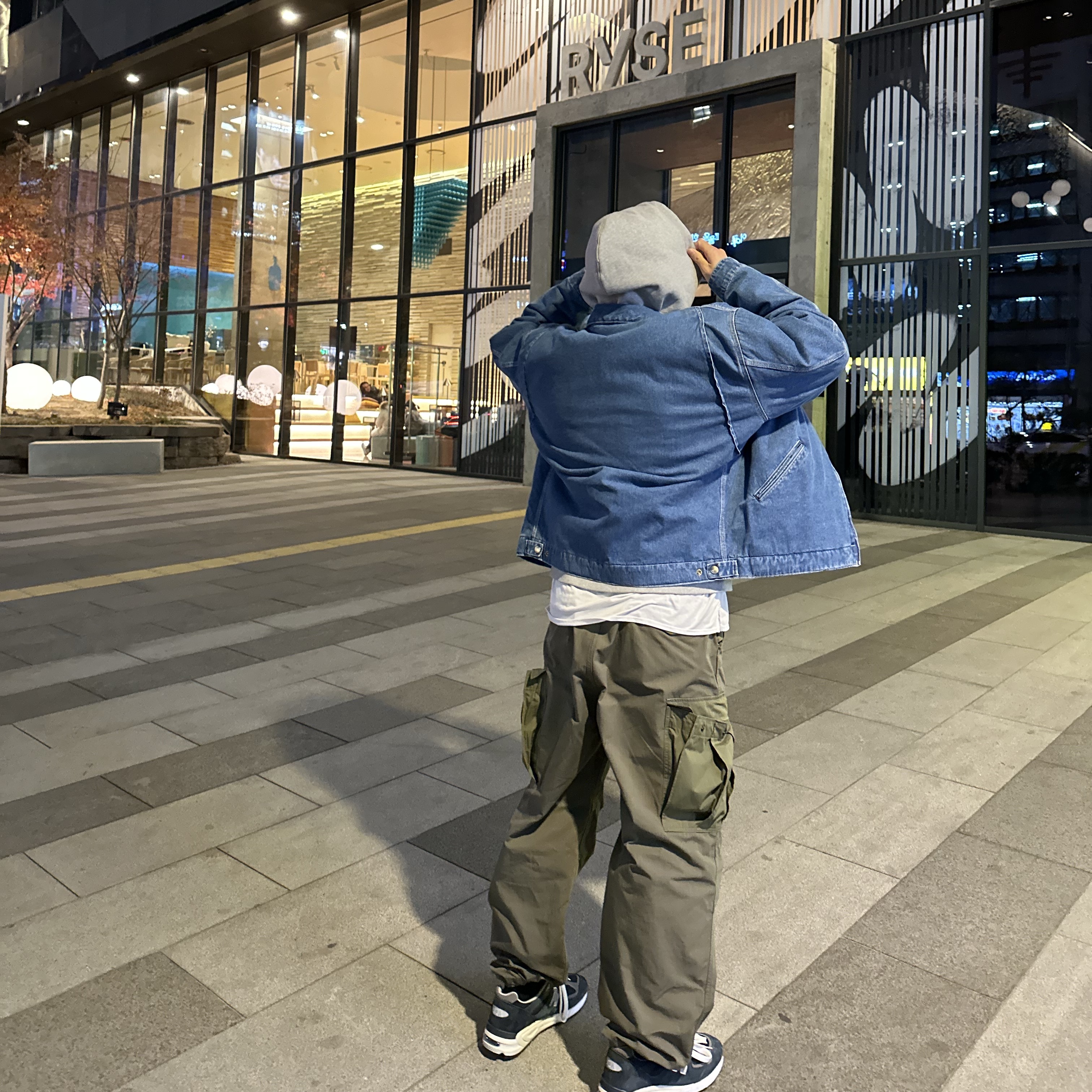 Carhartt WIP Norco Denim OG Detroit Jacket Blue Stone Washed, Nanamica Cargo Pants Khaki 착용 스타일