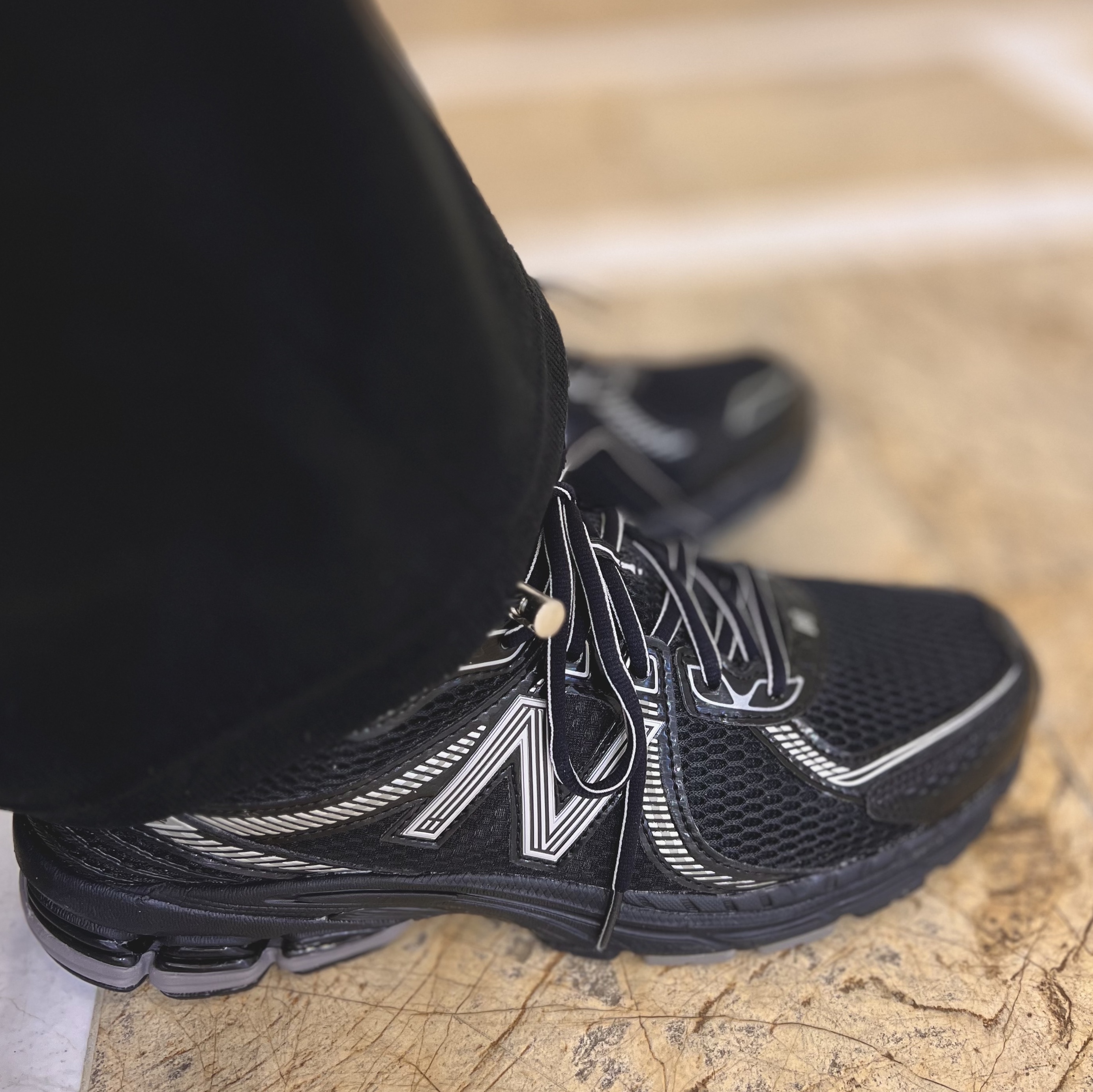 New Balance 860v2 Black Grey 착용 스타일 - 7