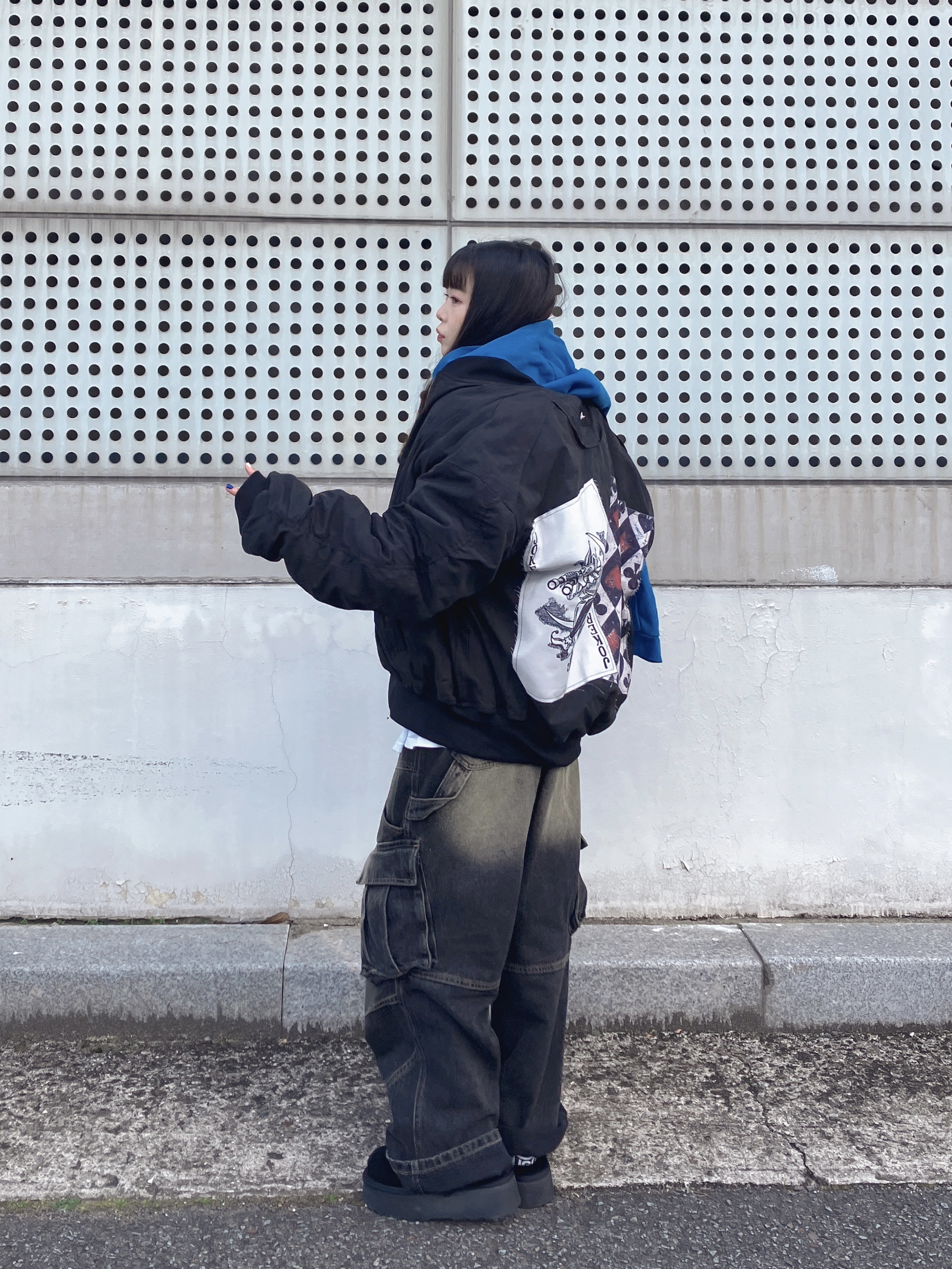 Grailz Geometry Hoodie Azzuri Blue, (W) UGG Funkette Slides Black 착용 스타일 - 2