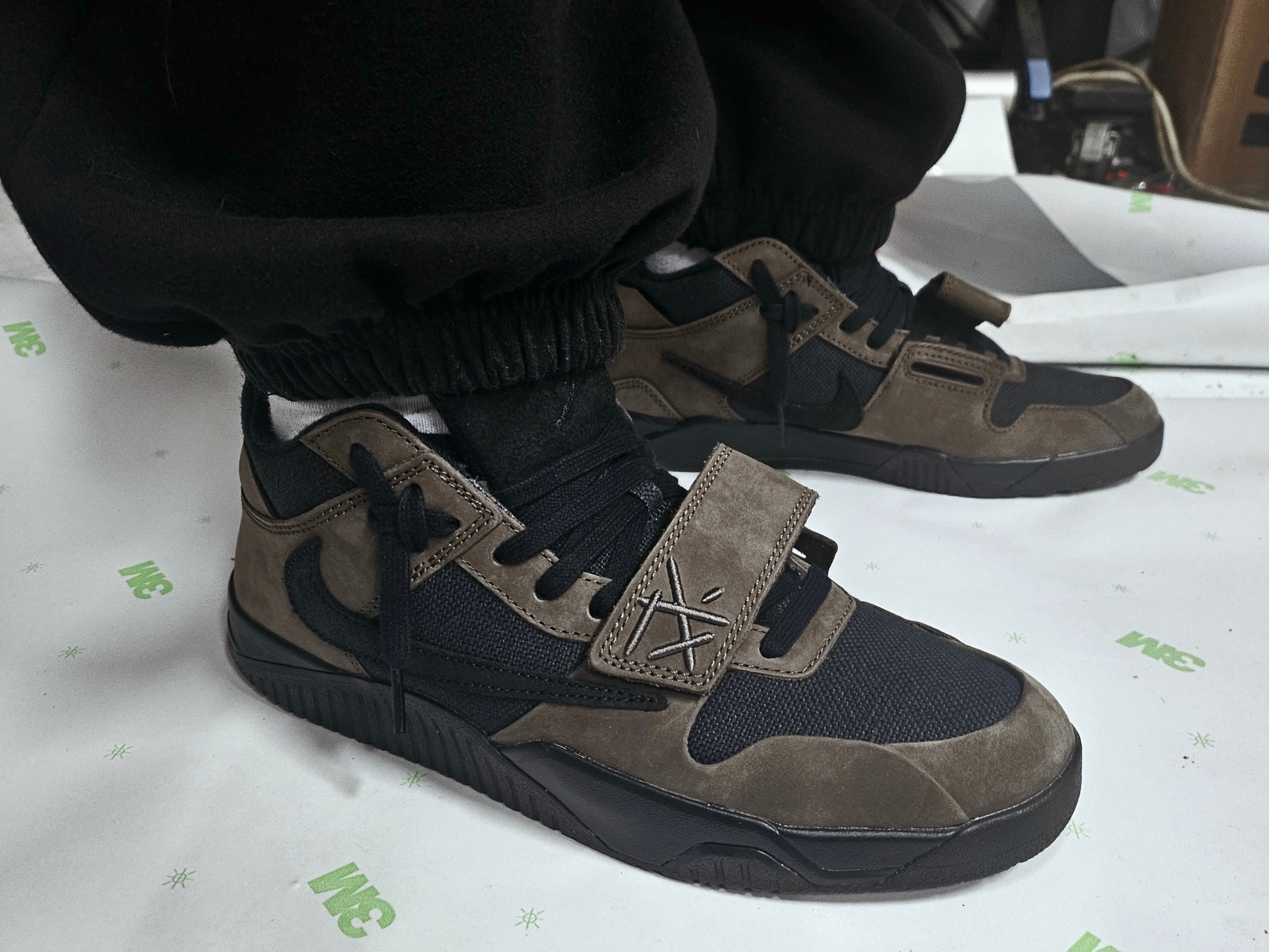 Jordan x Travis Scott Jumpman Jack TR Black and Dark Mocha 착용 스타일 - 1