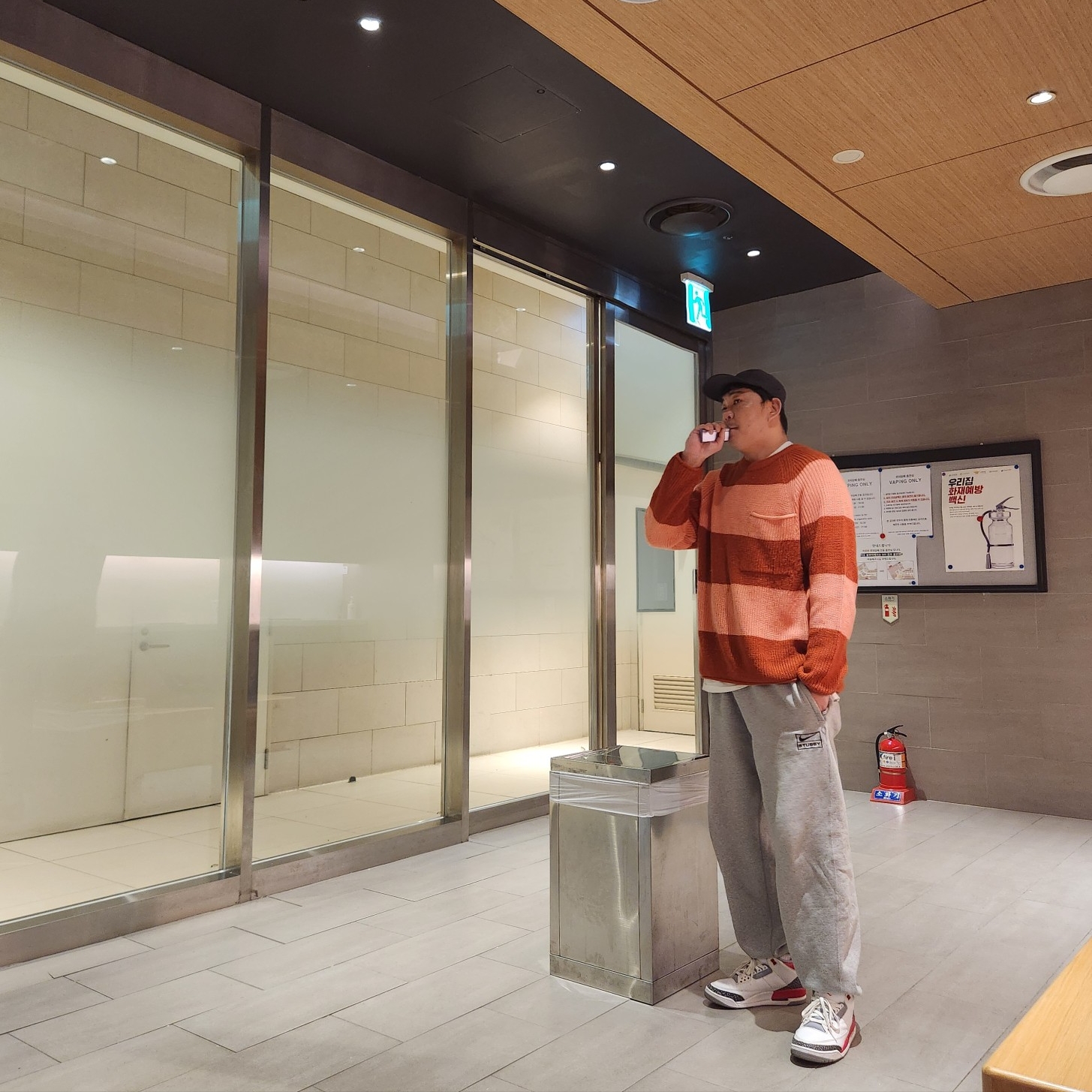 Jordan 3 Retro Fire Red 2022, Nike x Stussy NRG Fleece Pants Dark Grey Heather (DO9340-063) 착용 스타일 - 1