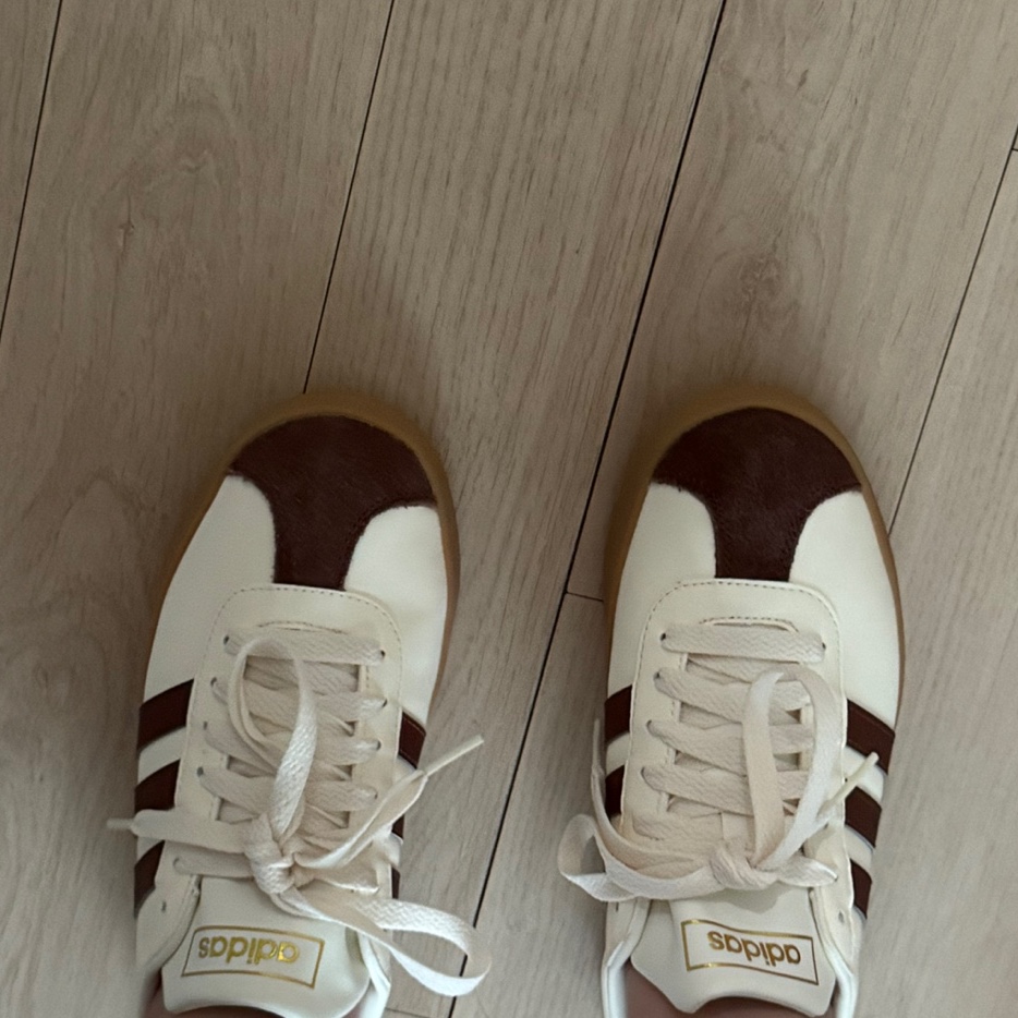Adidas VL Court 2.0 Cream Brown 착용 스타일 - 1