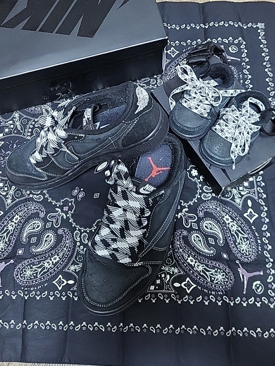 Jordan 1 x Travis Scott Retro Low OG SP Black Phantom, BOSE QC Ultra White Smoke (Korean Ver.) 착용 스타일 - 3