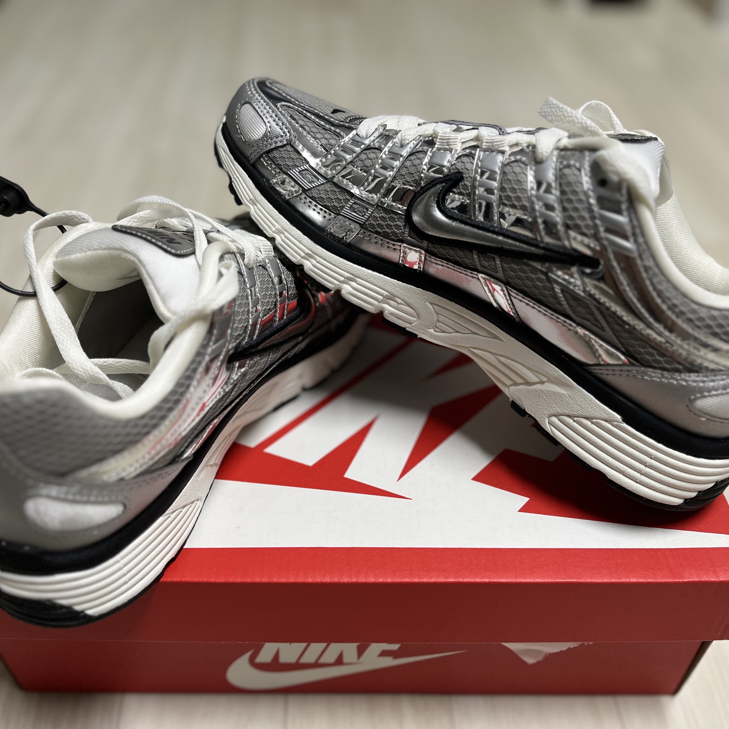 Nike P-6000 Metallic Silver 착용 스타일