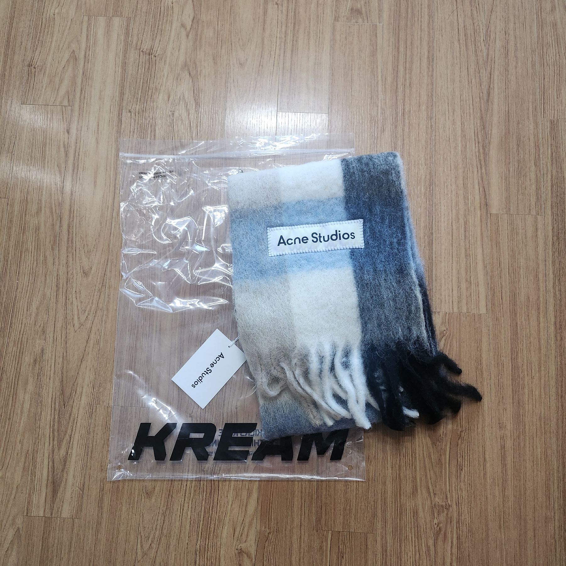 Acne Studios Mohair Check Muffler Blue Beige Black 착용 스타일