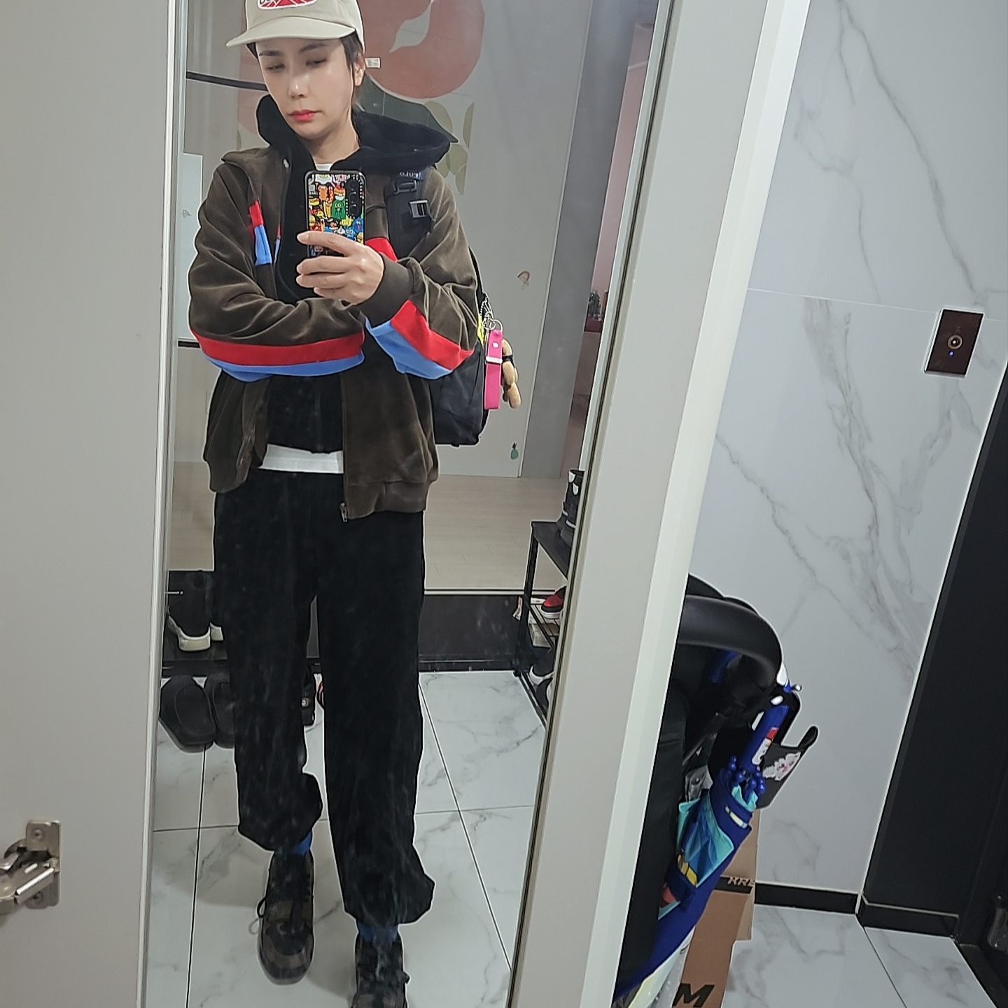 Jordan x Travis Scott Jumpman Jack TR Black and Dark Mocha, Supreme x Martine Rose Velour Track Jacket Brown - 24FW 착용 스타일 - 1