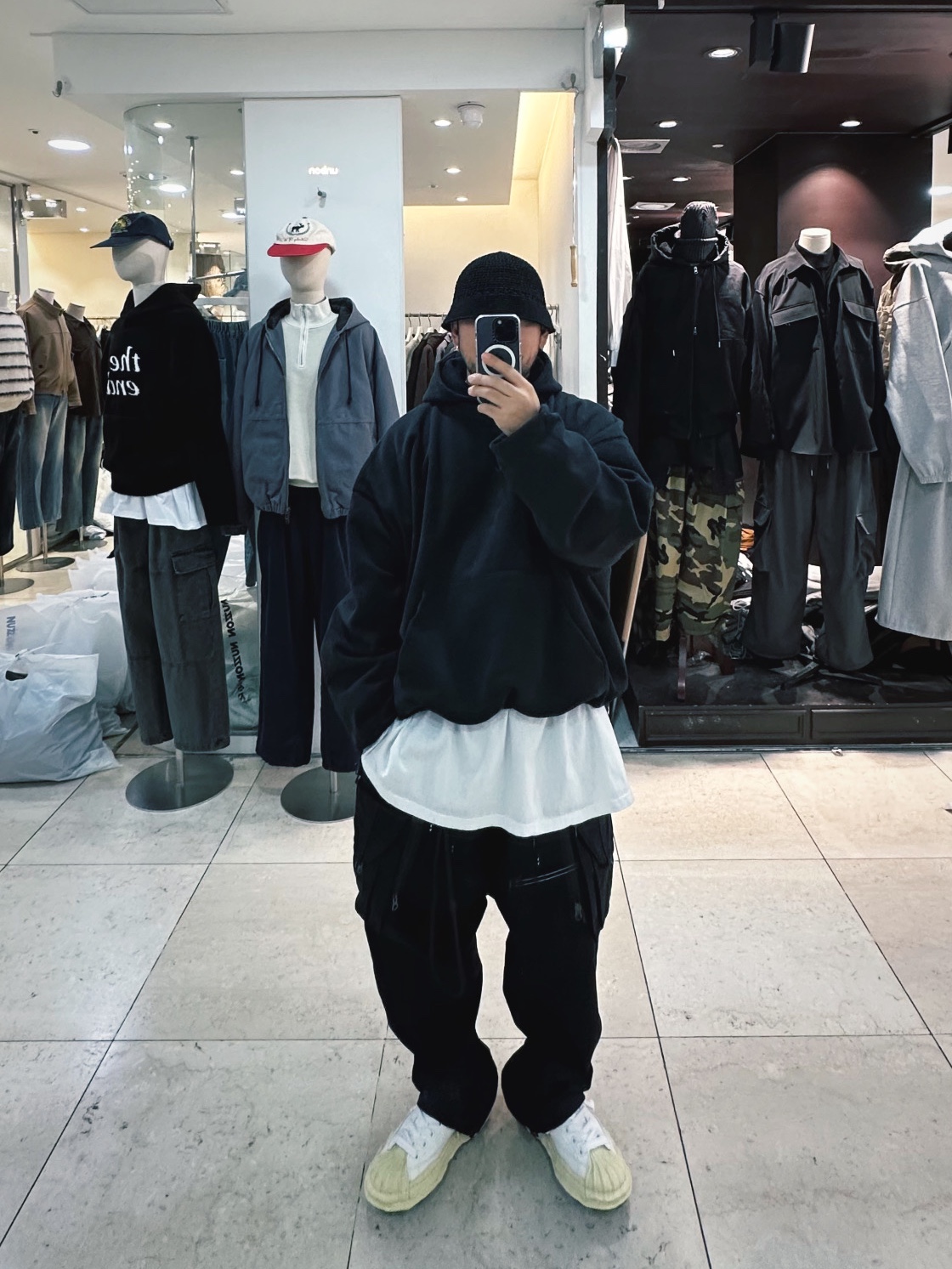 Yeezy Gap Engineered By Balenciaga Dove Hoodie Washed Black, Nike ACG Cargo Pants Black 착용 스타일 - 1