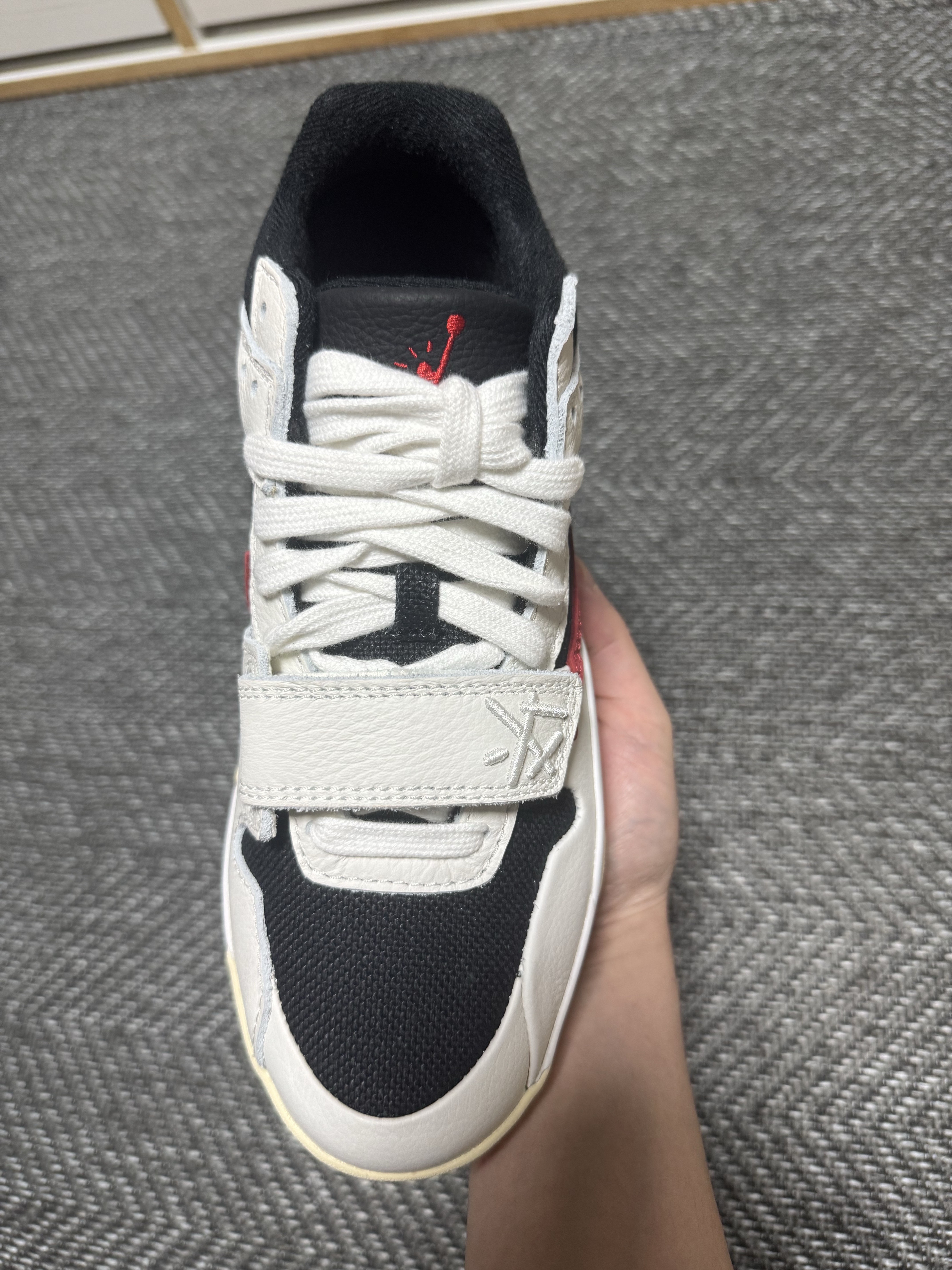 Jordan x Travis Scott Jumpman Jack TR University Red 착용 스타일 - 3