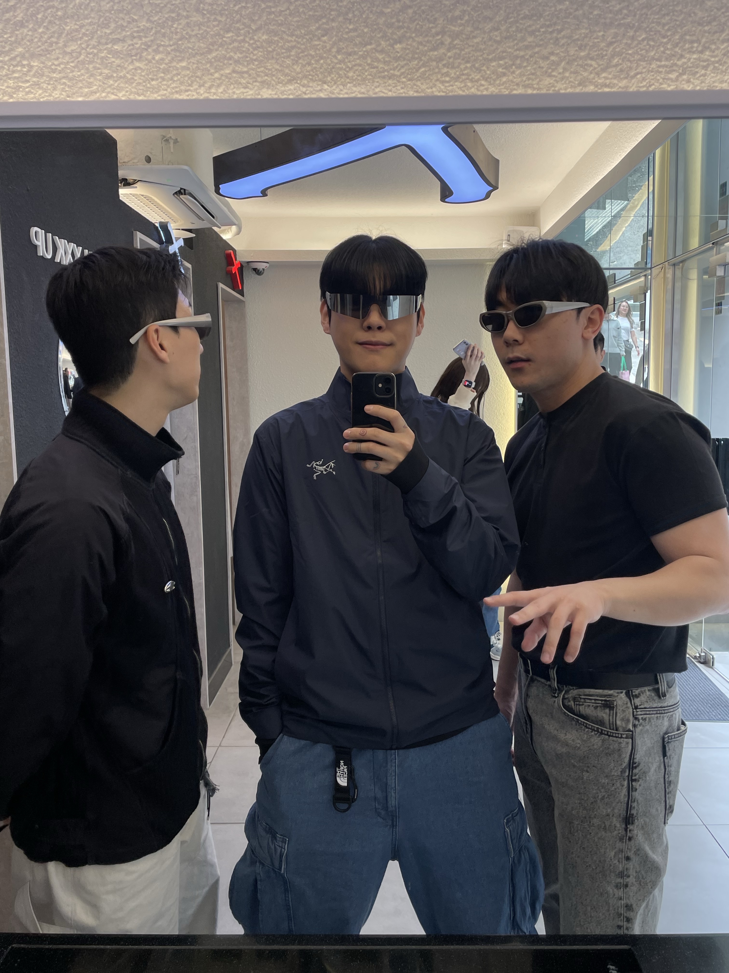Arc'teryx Solano Jacket Black Sapphire 착용 스타일 - 4