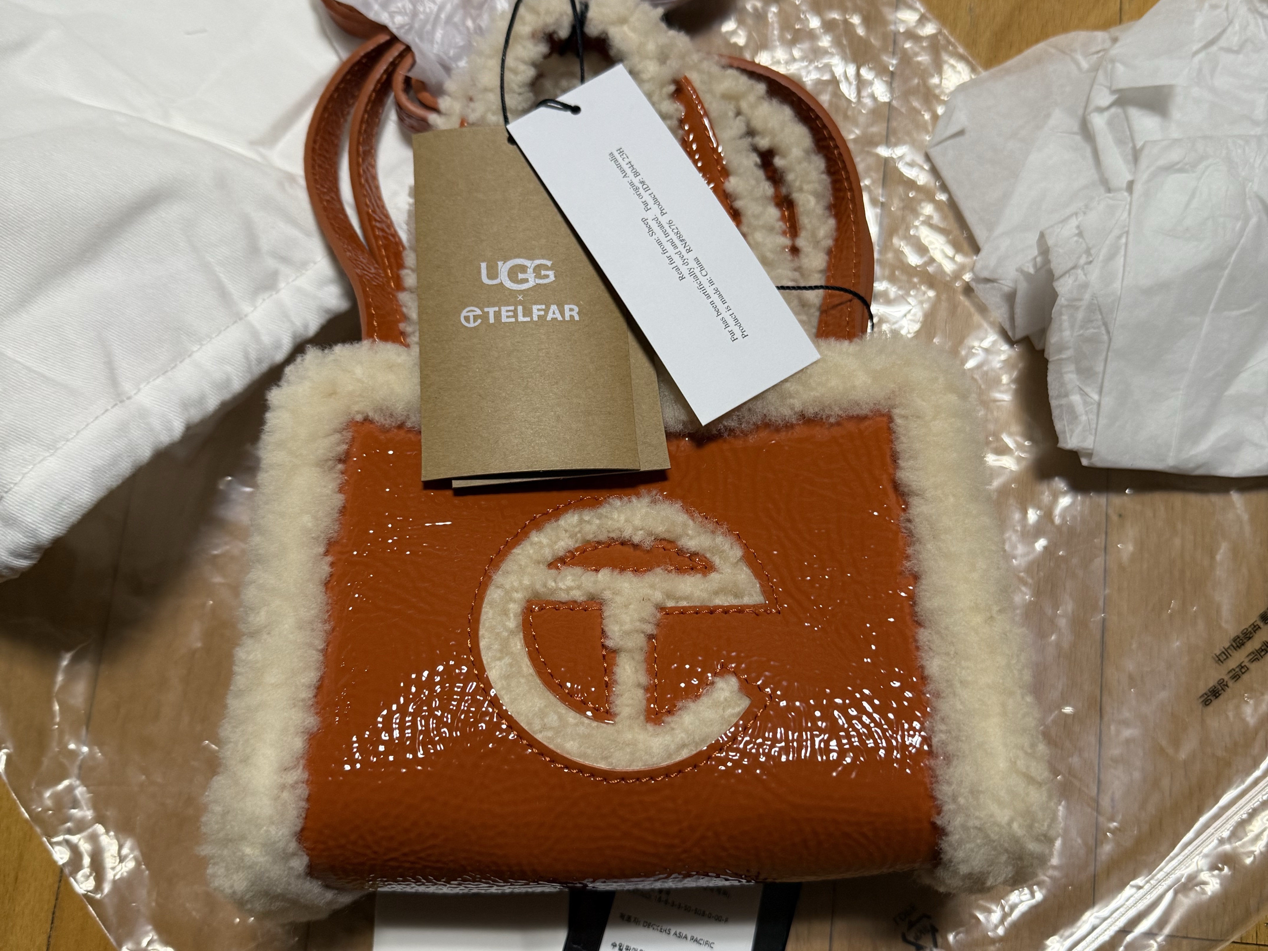 Telfar x UGG Small Shopper Crinkle Spicy Pumpkin 착용 스타일