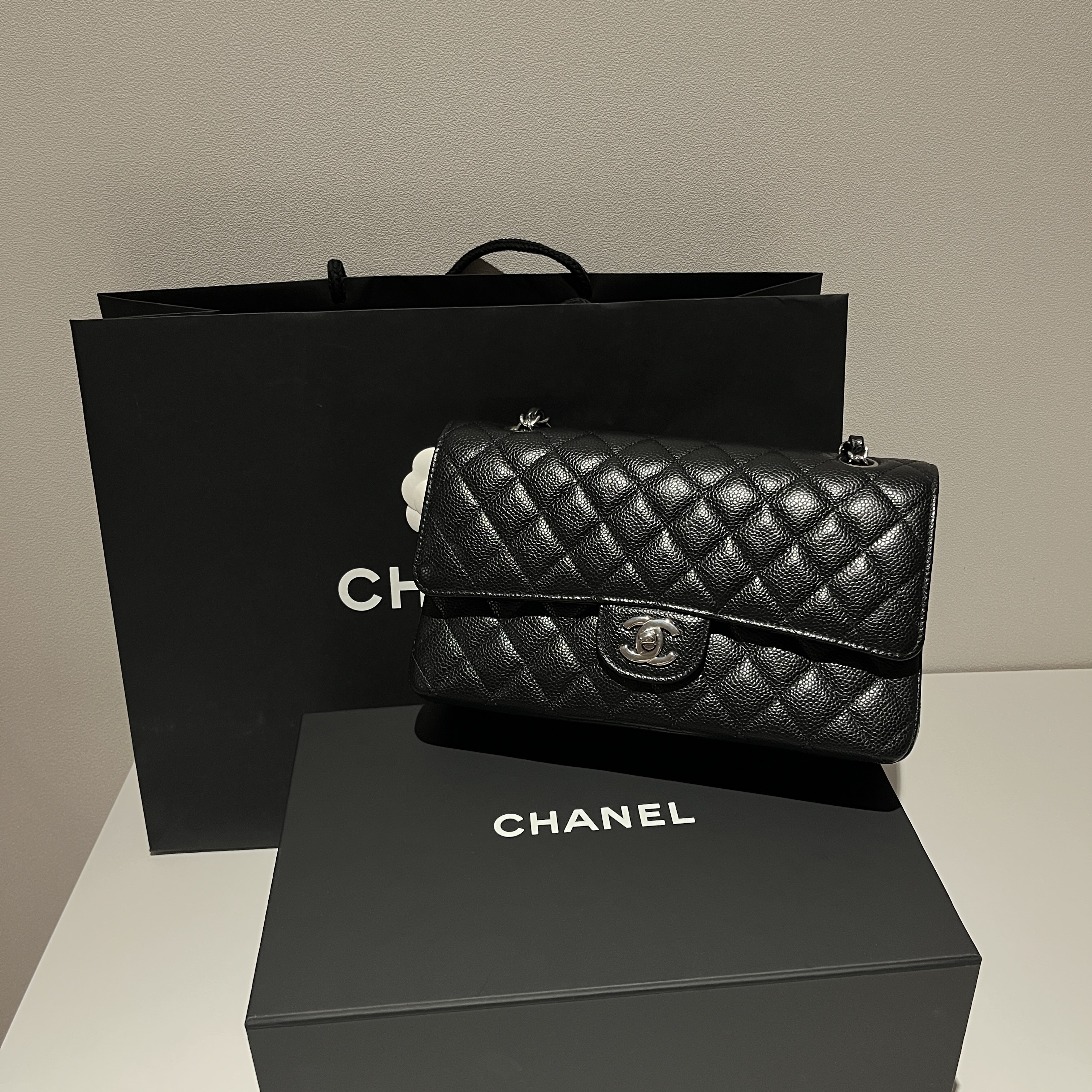 Chanel Medium Classic Handbag Grained Calfskin & Silver Black 착용 스타일