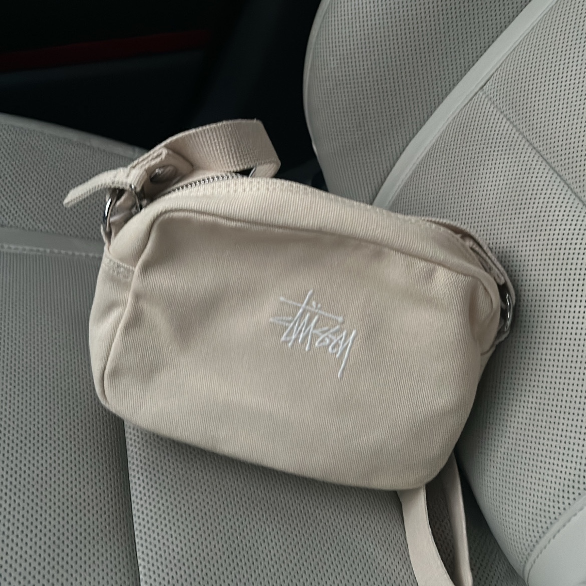 Stussy Canvas Side Pouch Natural 착용 스타일