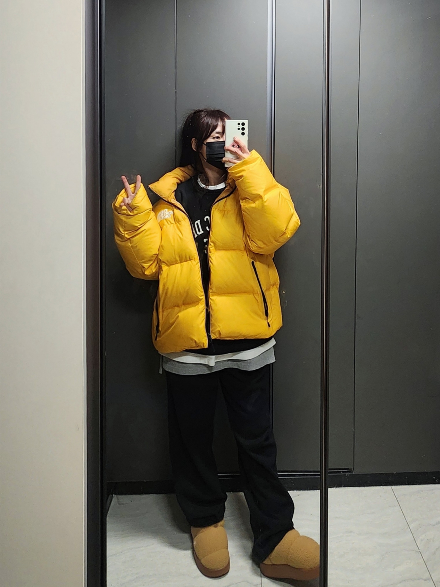 The North Face RMST Nuptse Jacket Summit Gold, Nike NSW Trend Fleece Crew Black Sail - Asia 착용 스타일 - 1