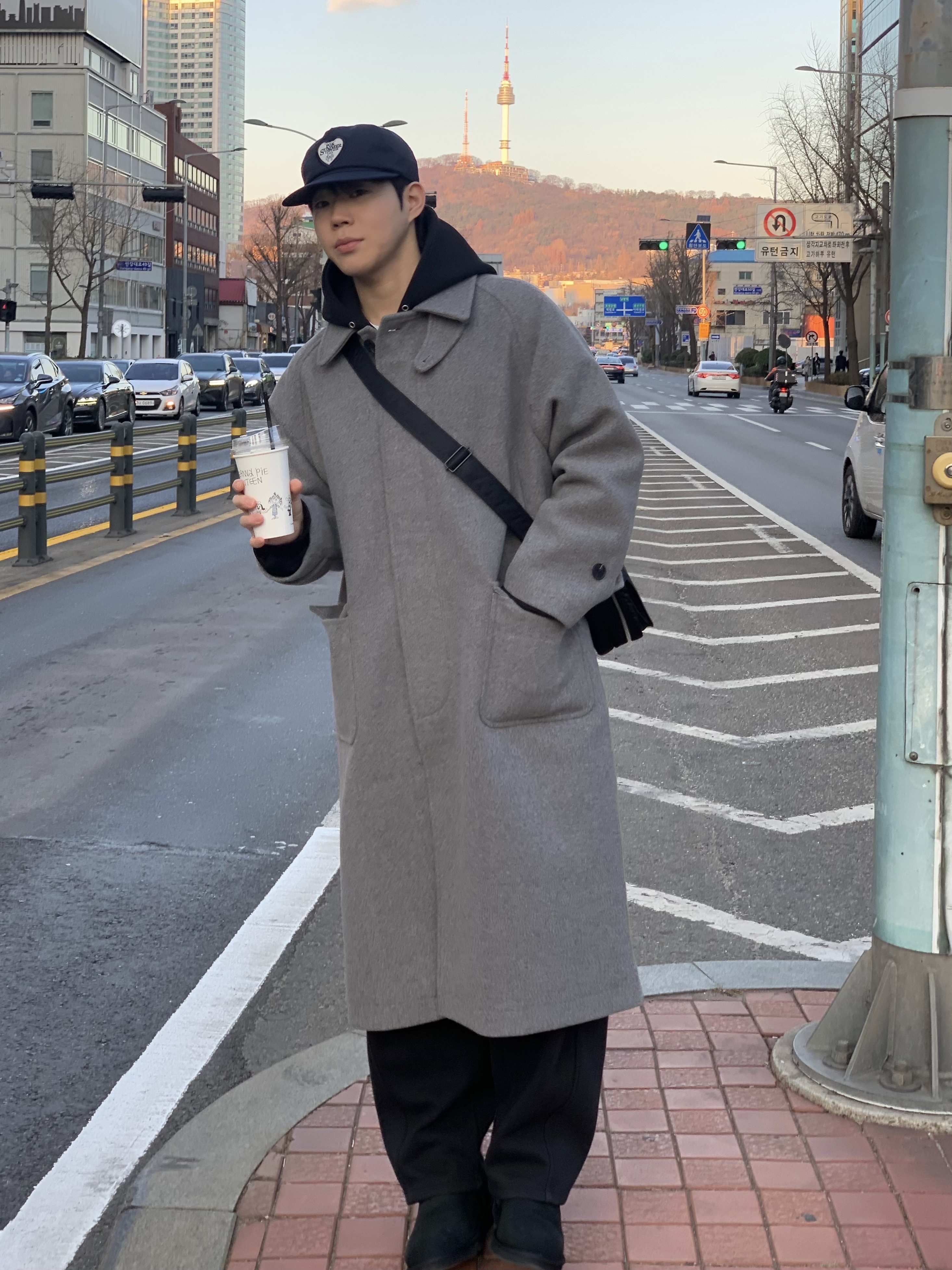 UGG Classic Mini Boots Black, Porter Tanker Shoulder Bag S Black 착용 스타일 - 1