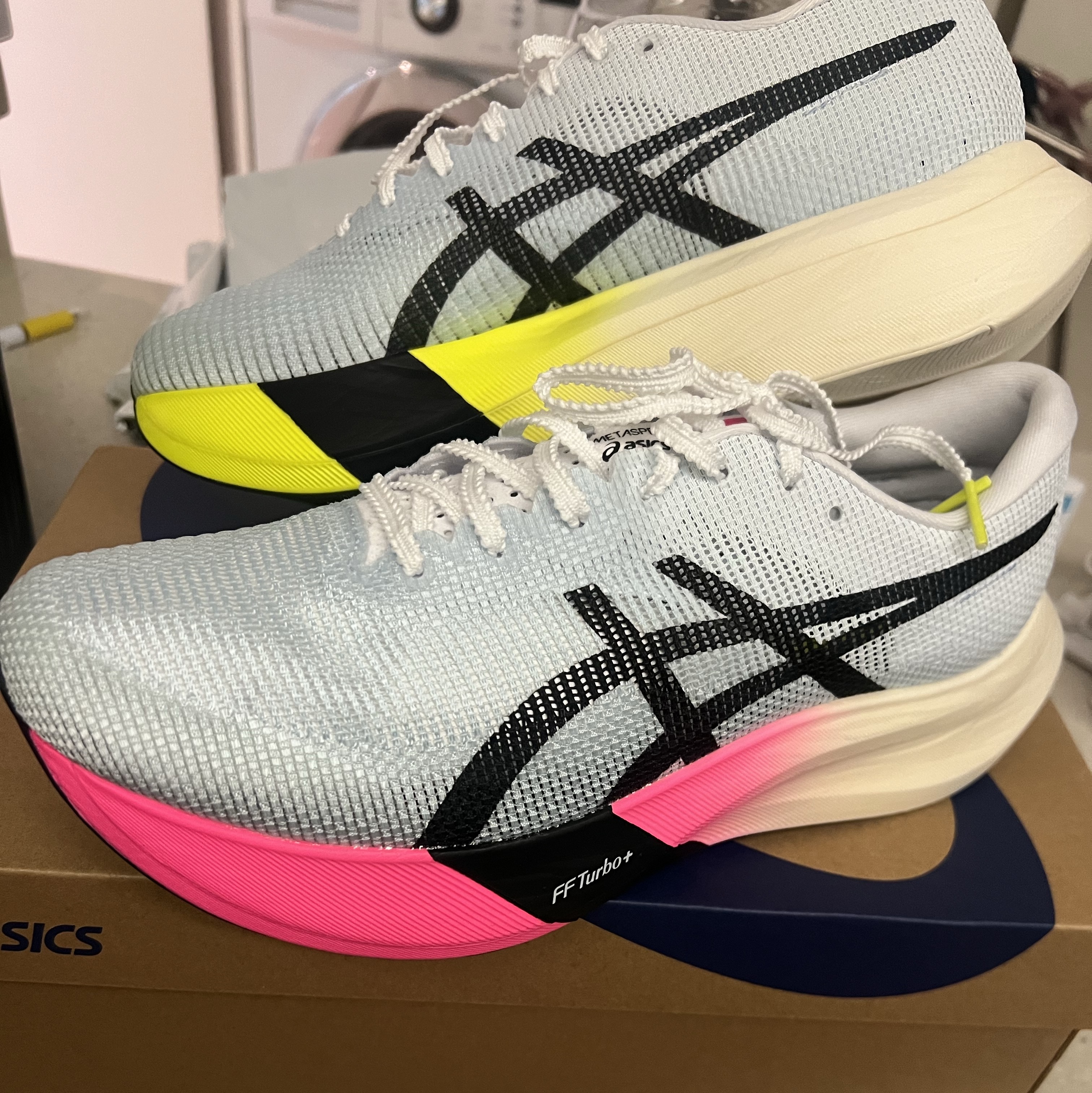 Asics Metaspeed Edge Paris Light Blue Black 착용 스타일