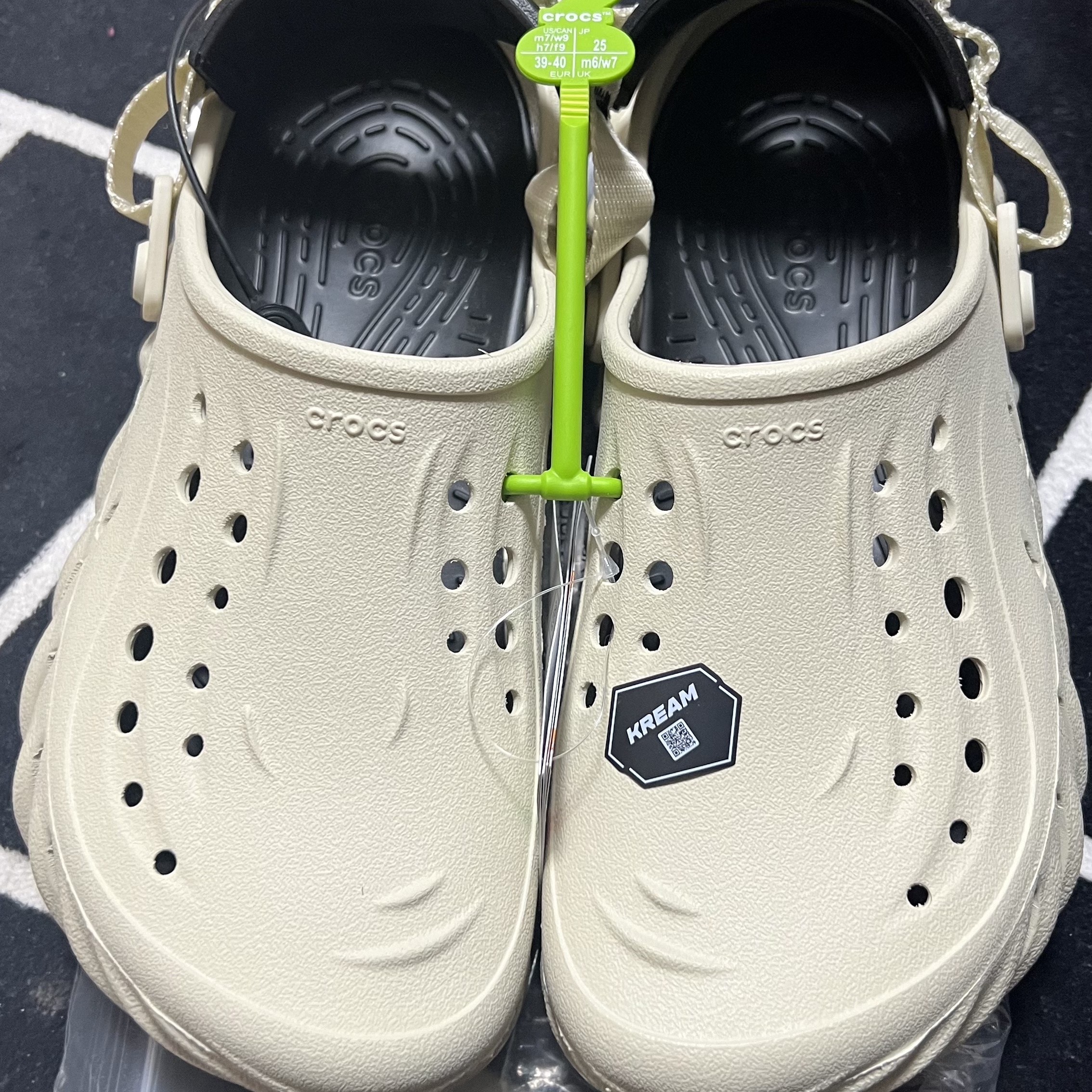 Crocs Echo Clog Bone Black 착용 스타일