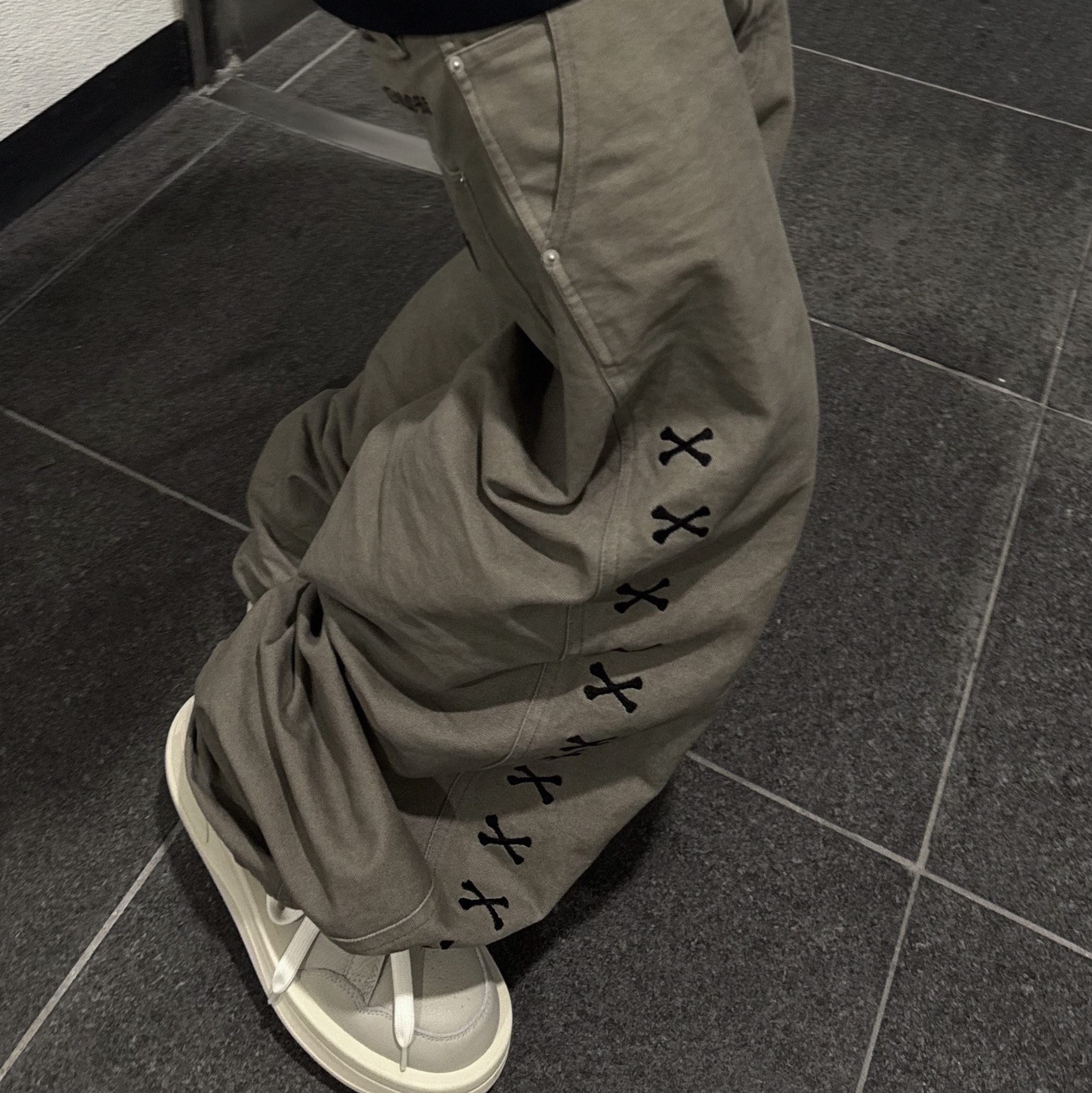 Converse x Drkshdw Turbowpn Pelican, Converse x Drkshdw Turbowpn Black Cream 착용 스타일 - 1