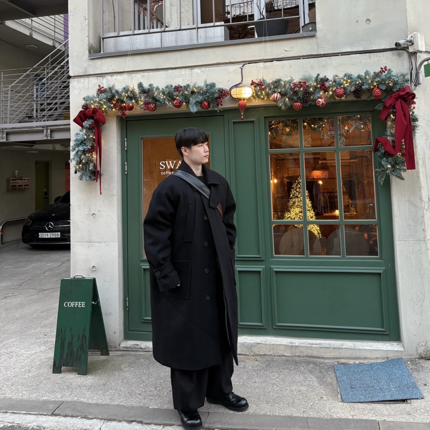 Undermycar Legion.02 Balmacaan Oversized Wool Coat Black, Lemaire Medium Croissant Bag Soft Nappa Leather Black 착용 스타일