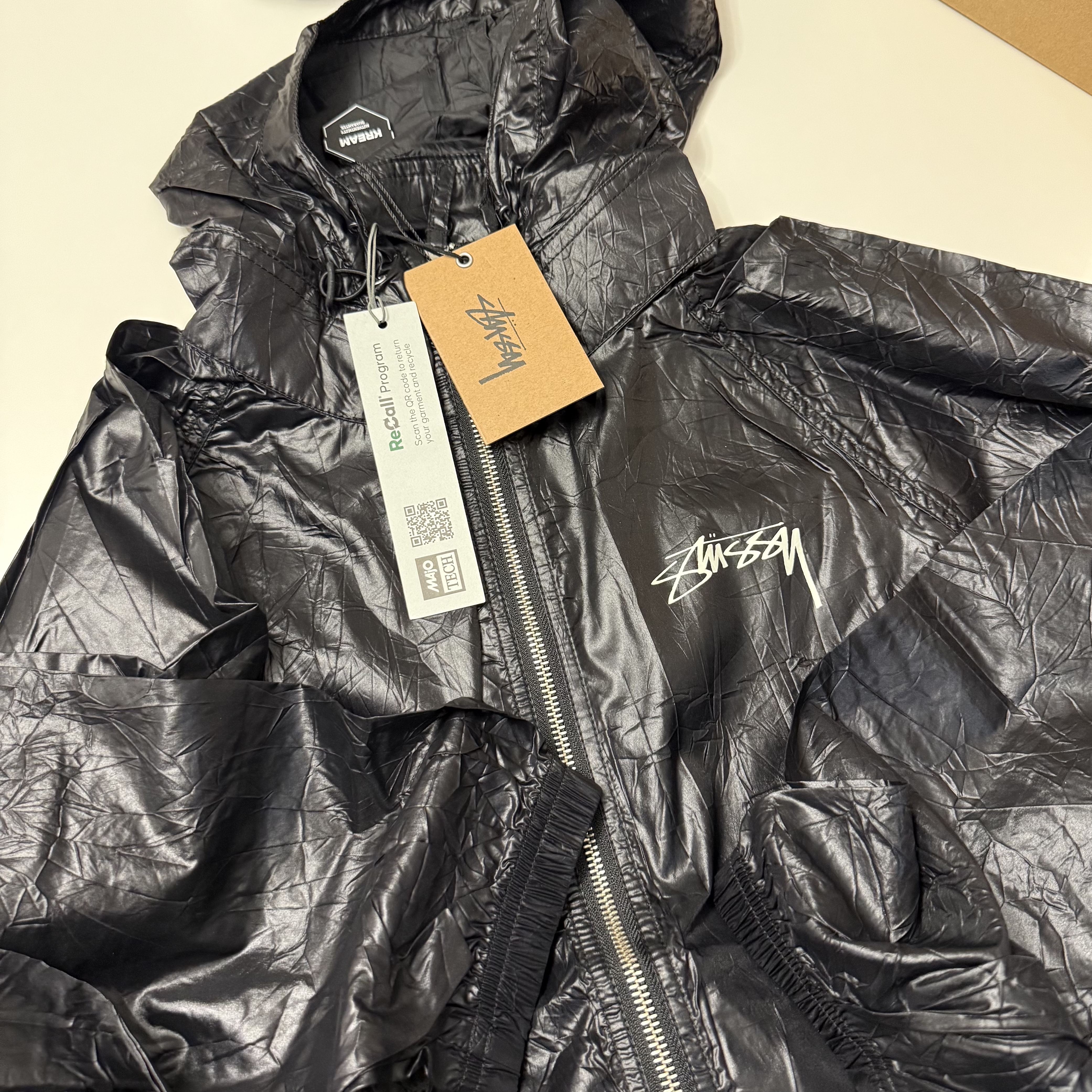 Stussy Beach Shell Wrinkled Nylon Jacket Black 착용 스타일