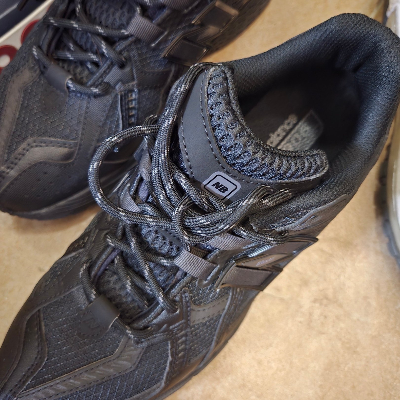 New Balance 1906U Triple Black 착용 스타일