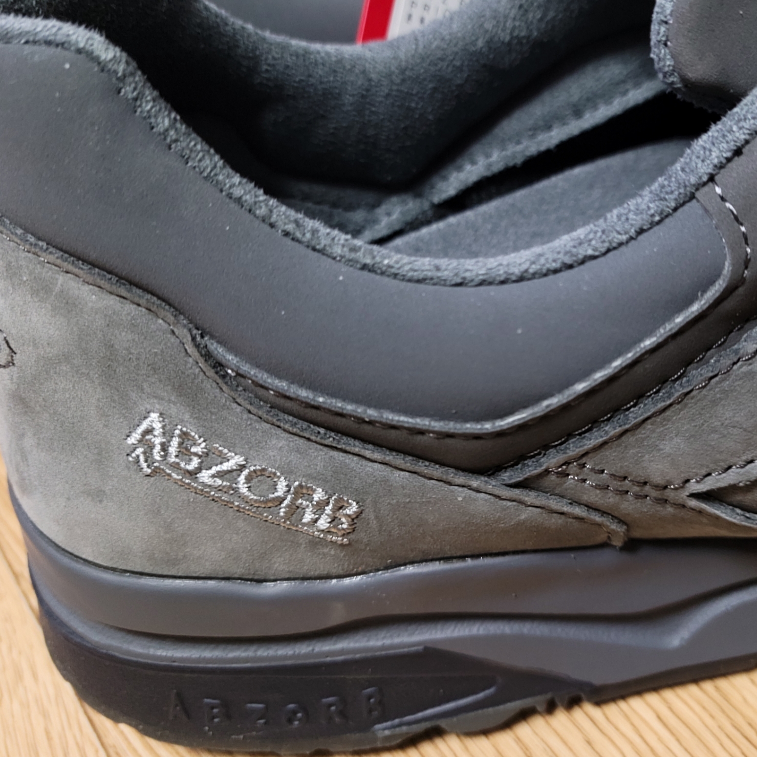 New Balance 1600 Dark Grey 착용 스타일 - 2