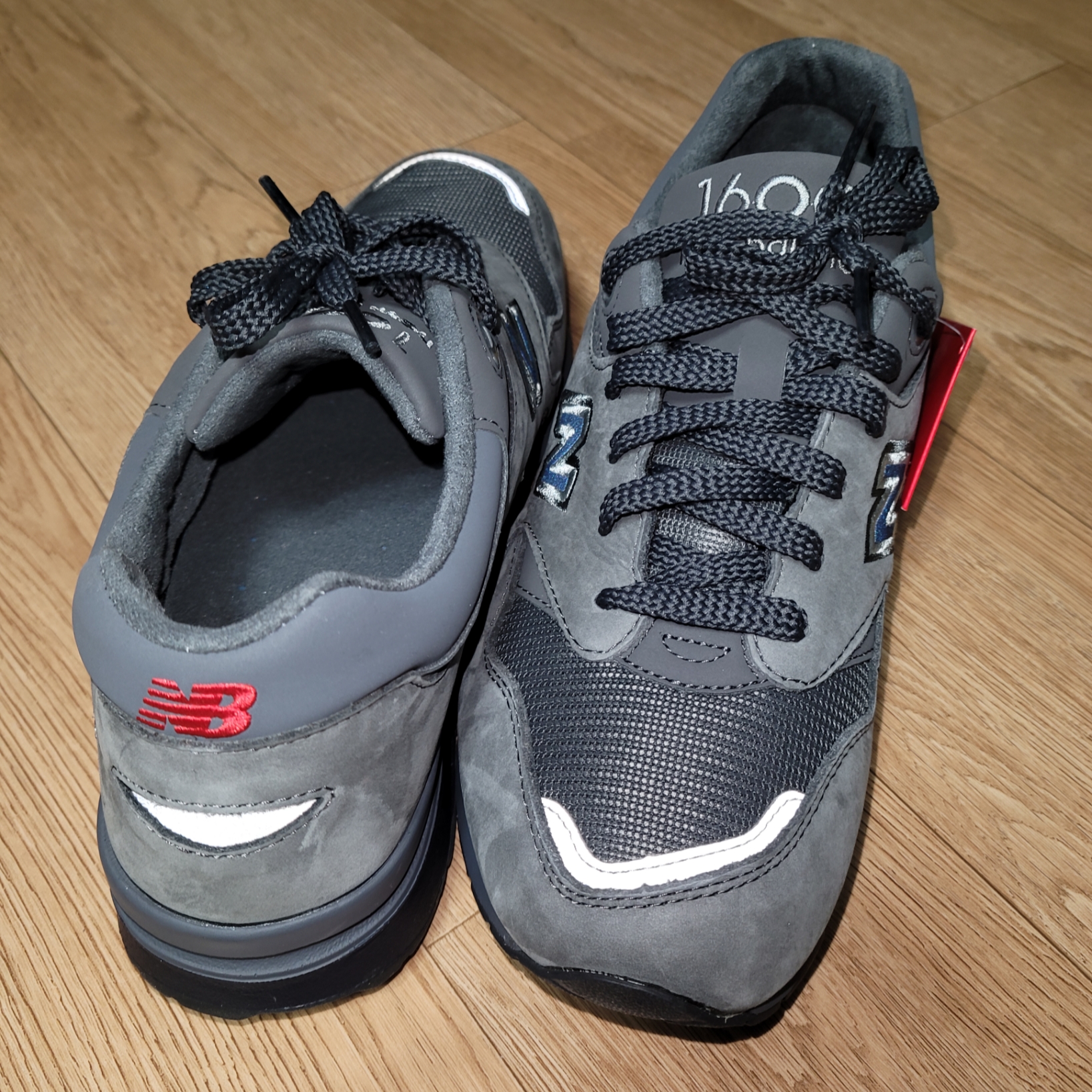 New Balance 1600 Dark Grey 착용 스타일 - 3