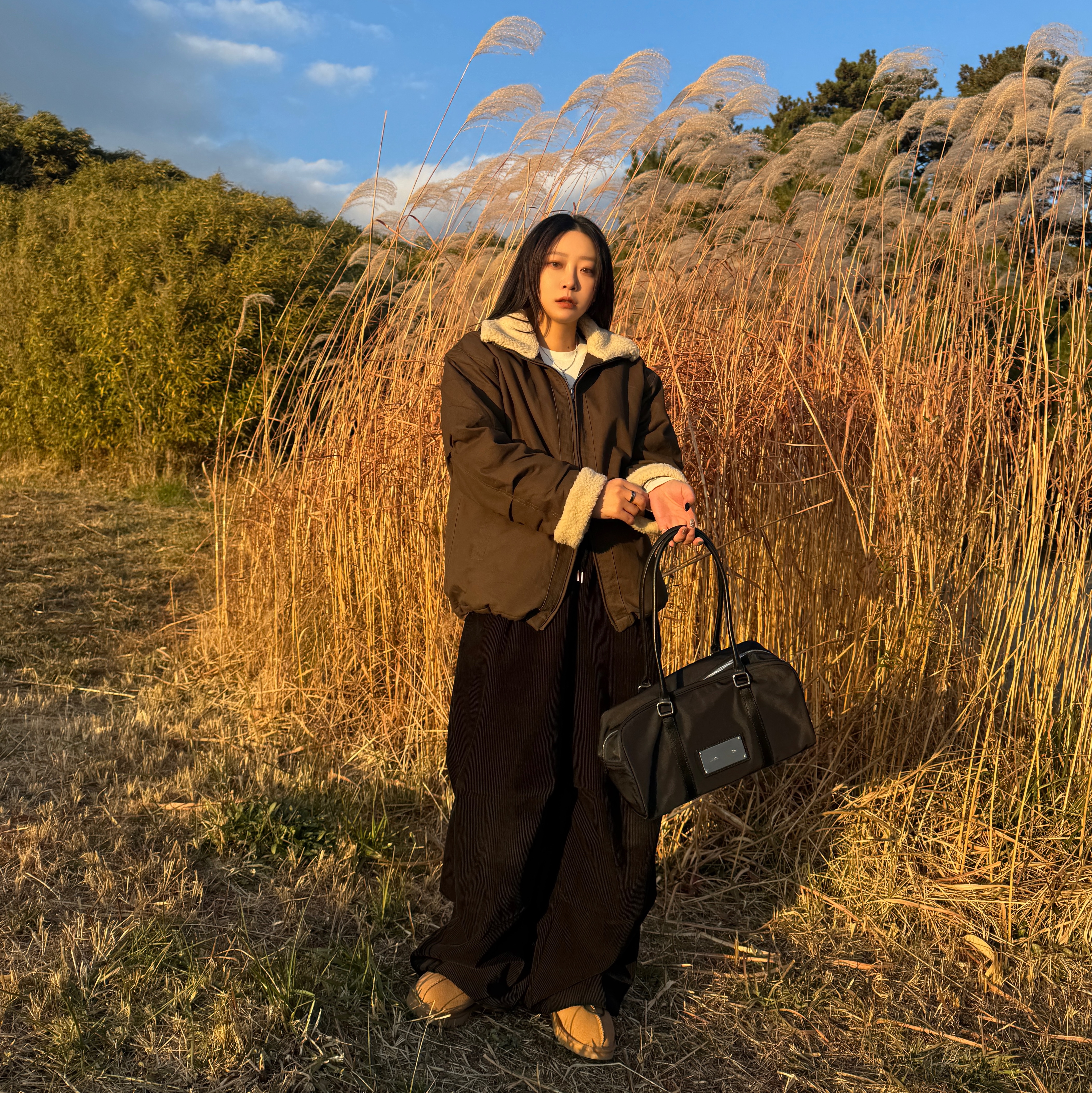 UGG Tasman Slipper Chestnut, Matin Kim Sporty Tote Bag Black 착용 스타일