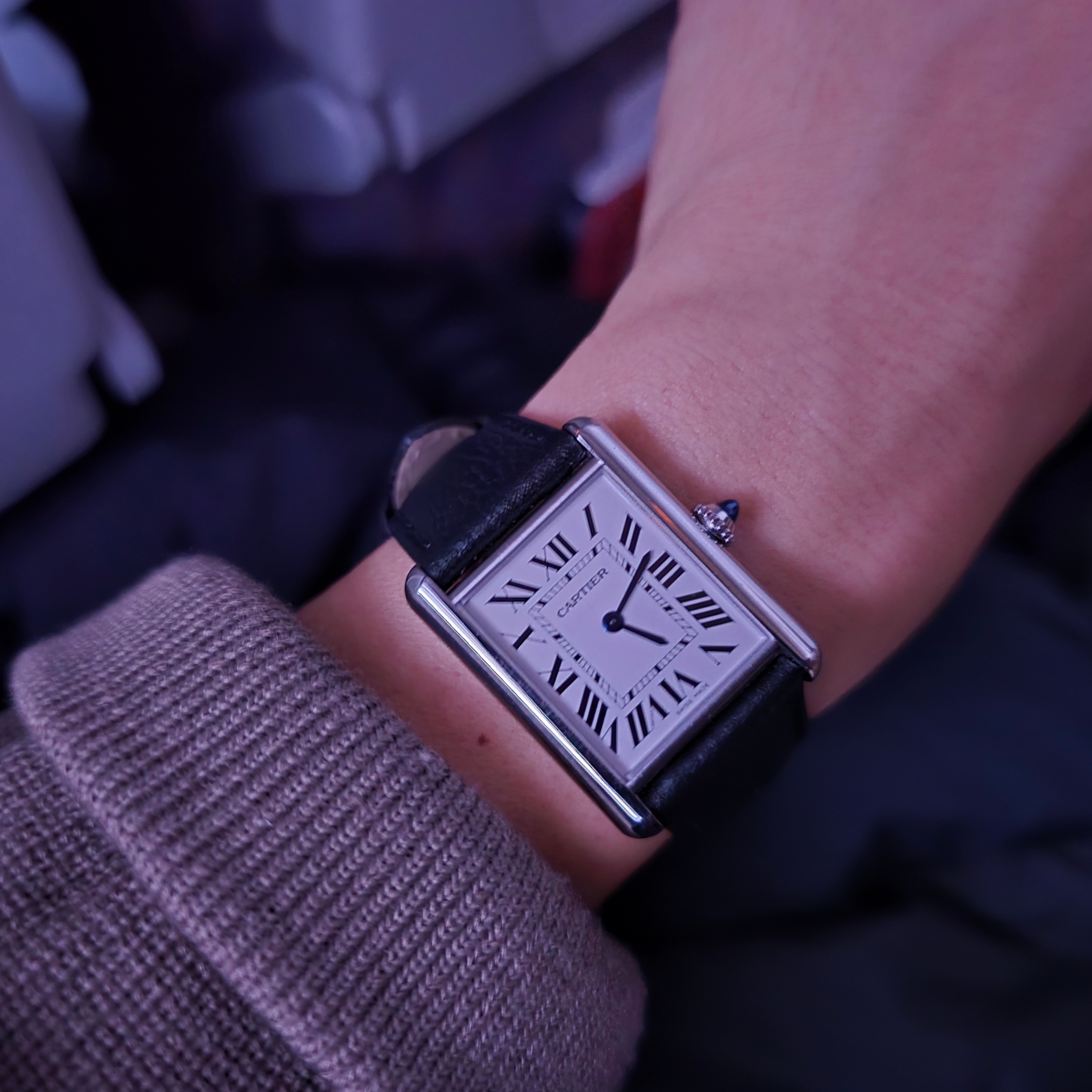 Cartier Tank Must Watch Large Quartz Steel Calfskin Black 착용 스타일