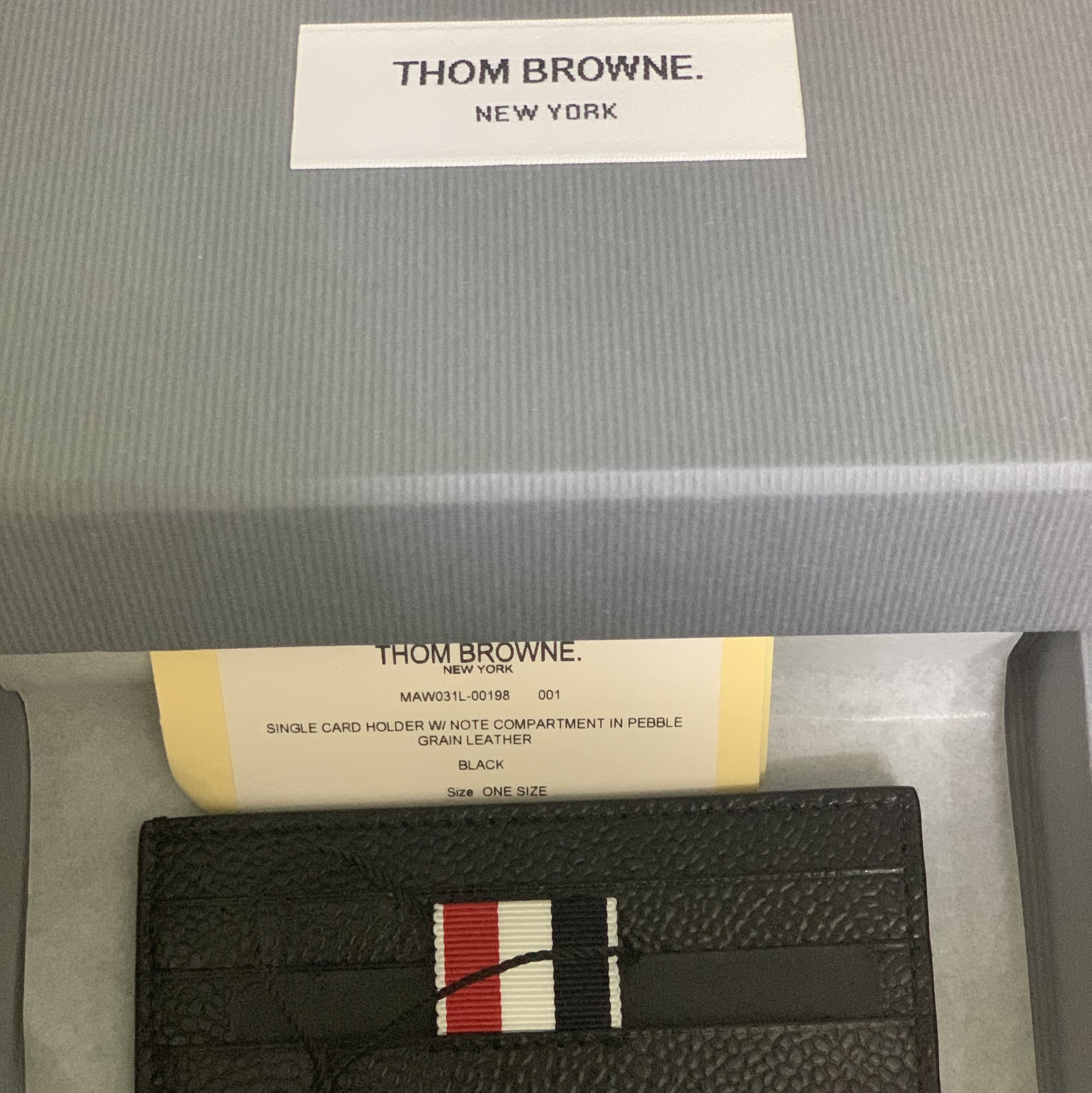 Thom Browne Pebble Grain Leather Stripe Note Compartment Card Holder Black 착용 스타일 - 2