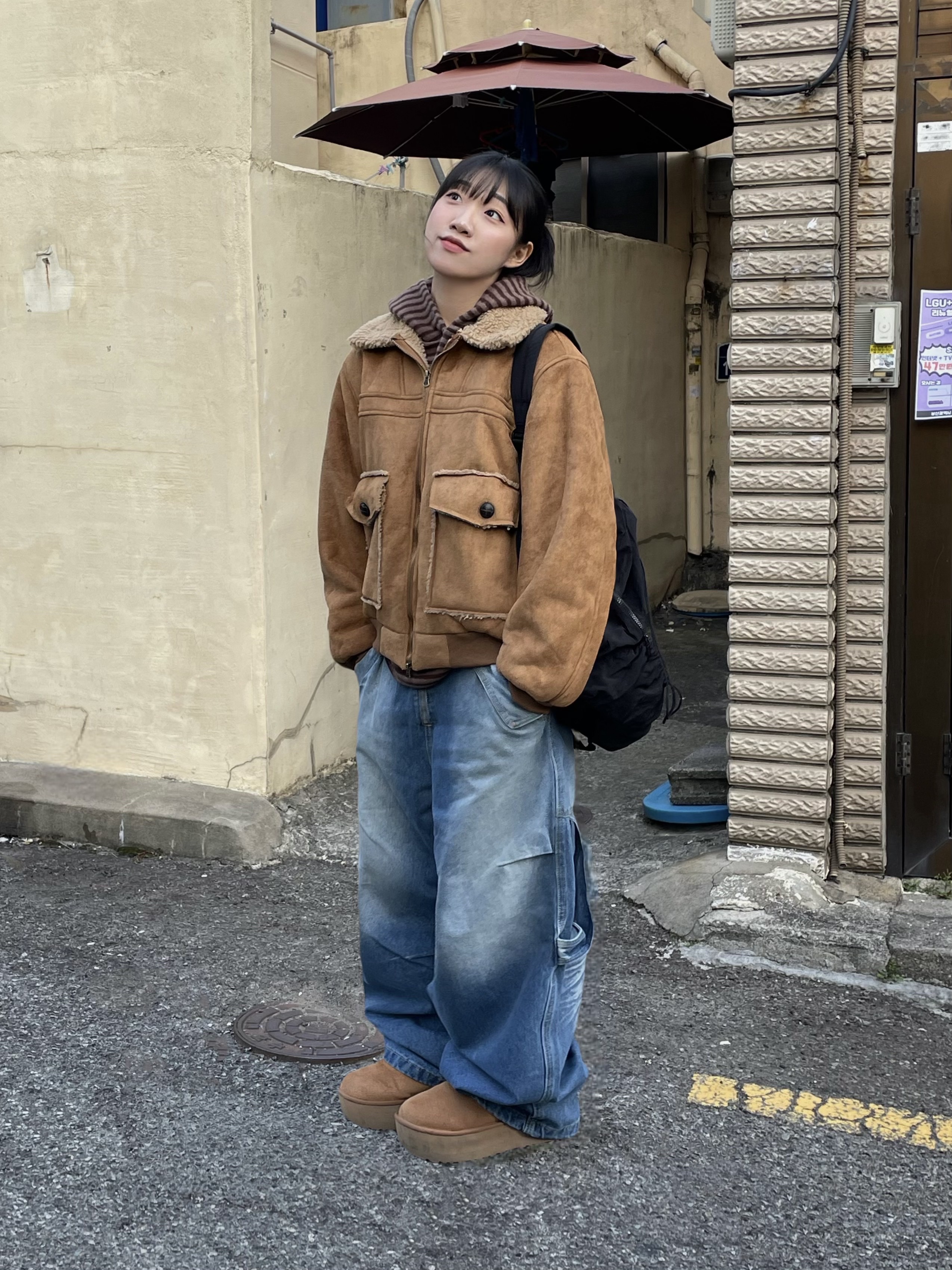 (W) UGG Classic Ultra Mini Platform Boots Chestnut 착용 스타일 - 1