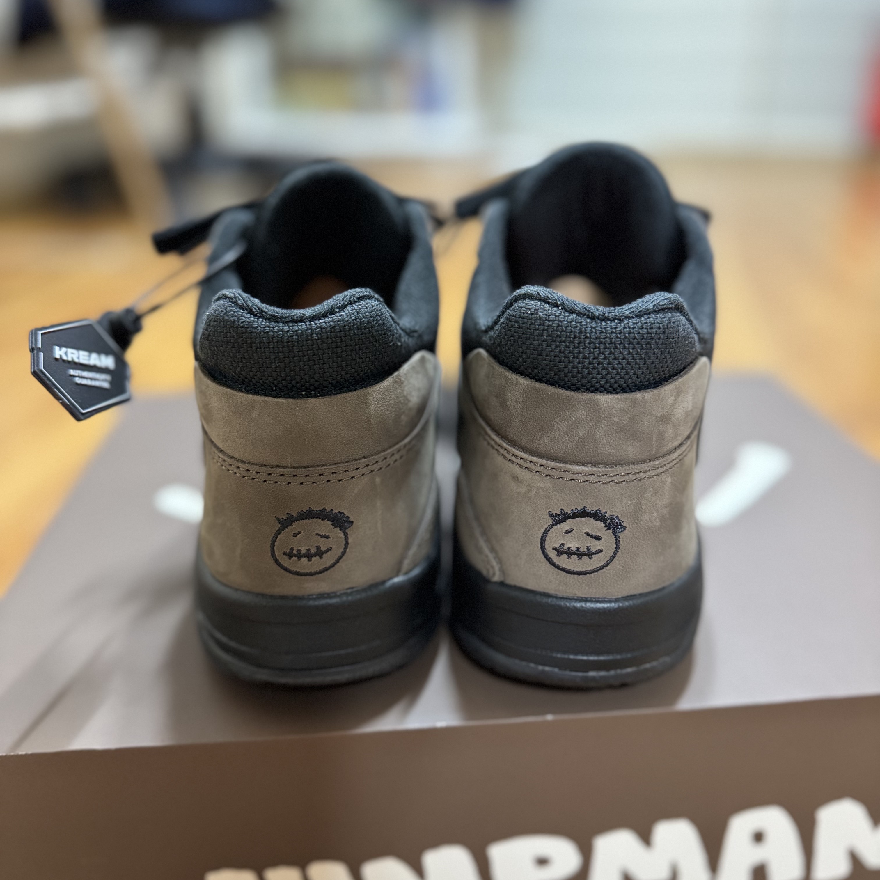 Jordan x Travis Scott Jumpman Jack TR Black and Dark Mocha 착용 스타일 - 2