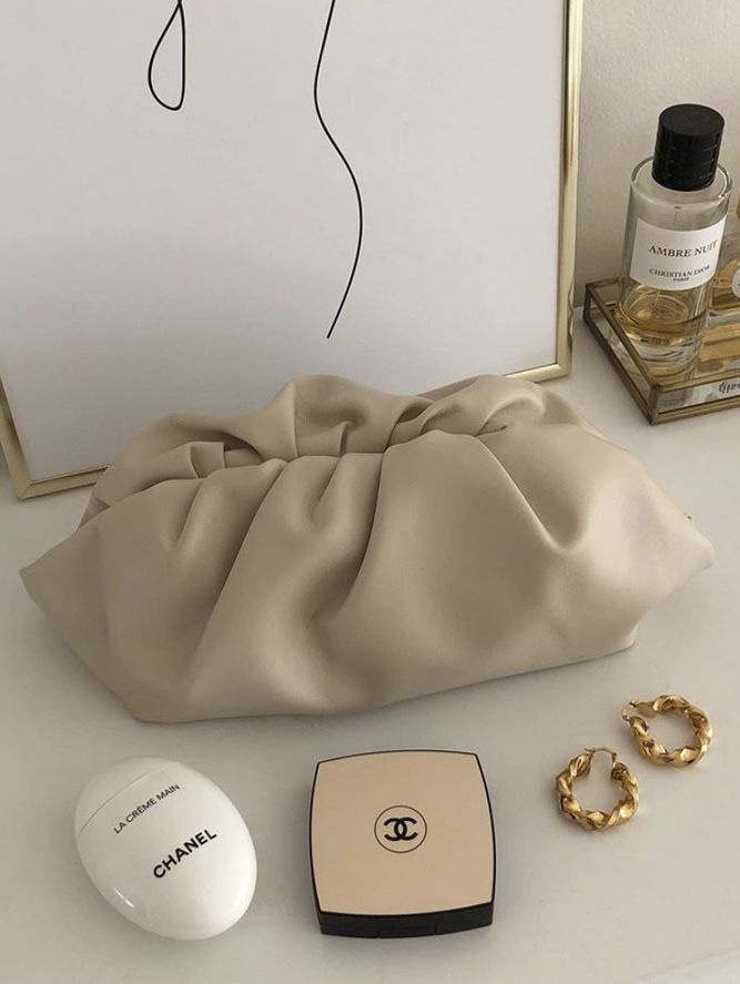 Chanel La Creme Main Hand Cream 50ml, Chanel Les Beige Healthy Glow Gel Touch Cushion Foundation SPF40 BD01 착용 스타일