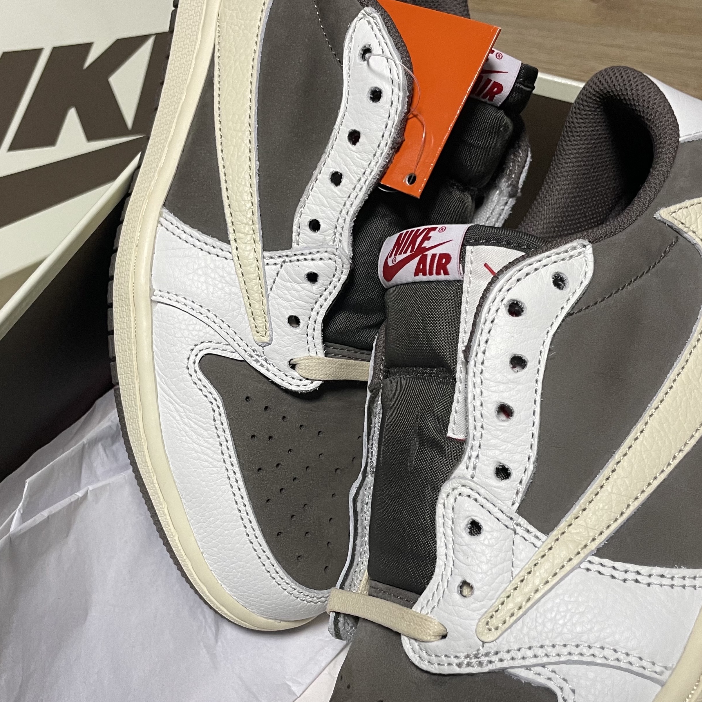 Jordan 1 x Travis Scott Retro Low OG SP Sail and Ridgerock 착용 스타일 - 1