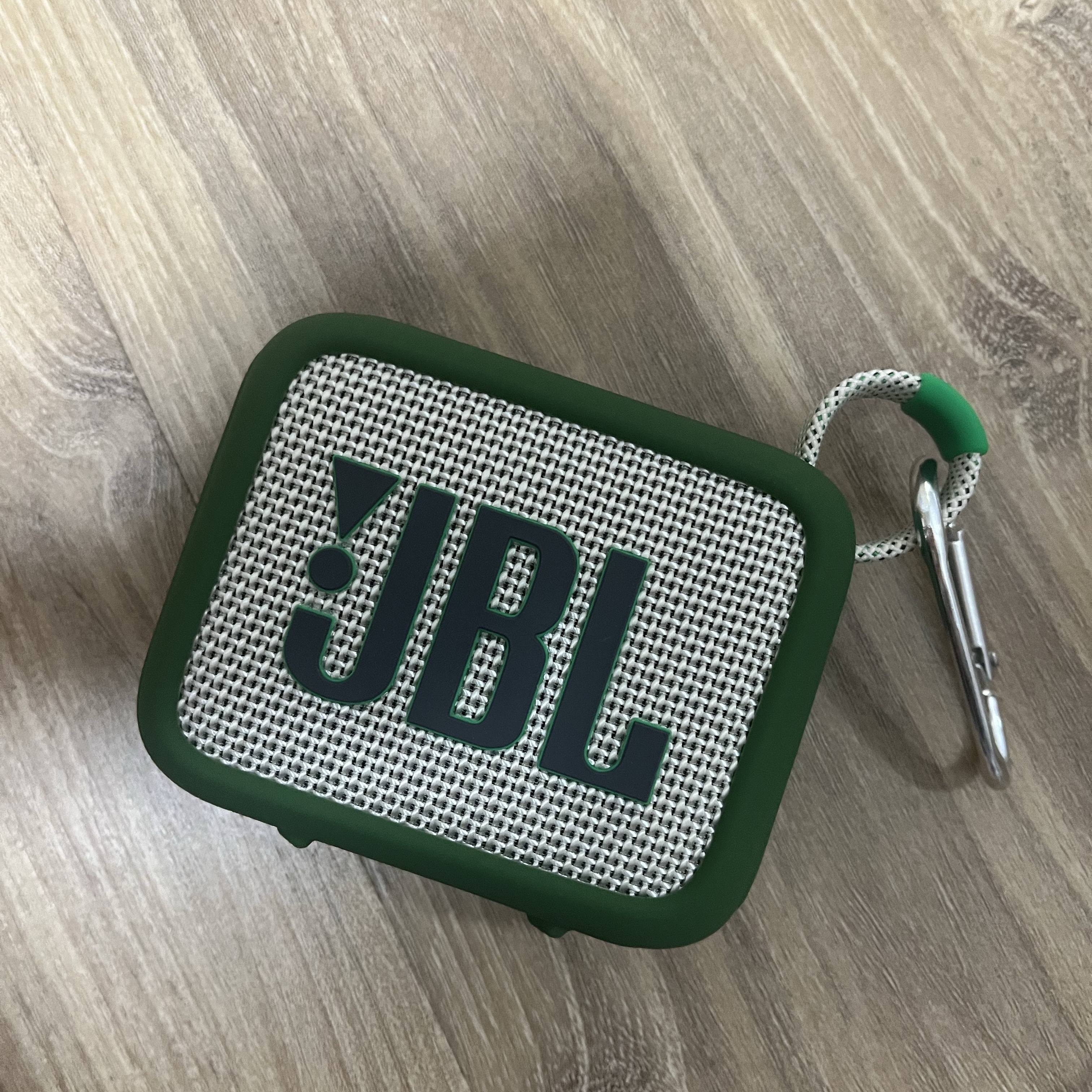 JBL GO4 Portable Bluetooth Speaker Sand 착용 스타일 - 2
