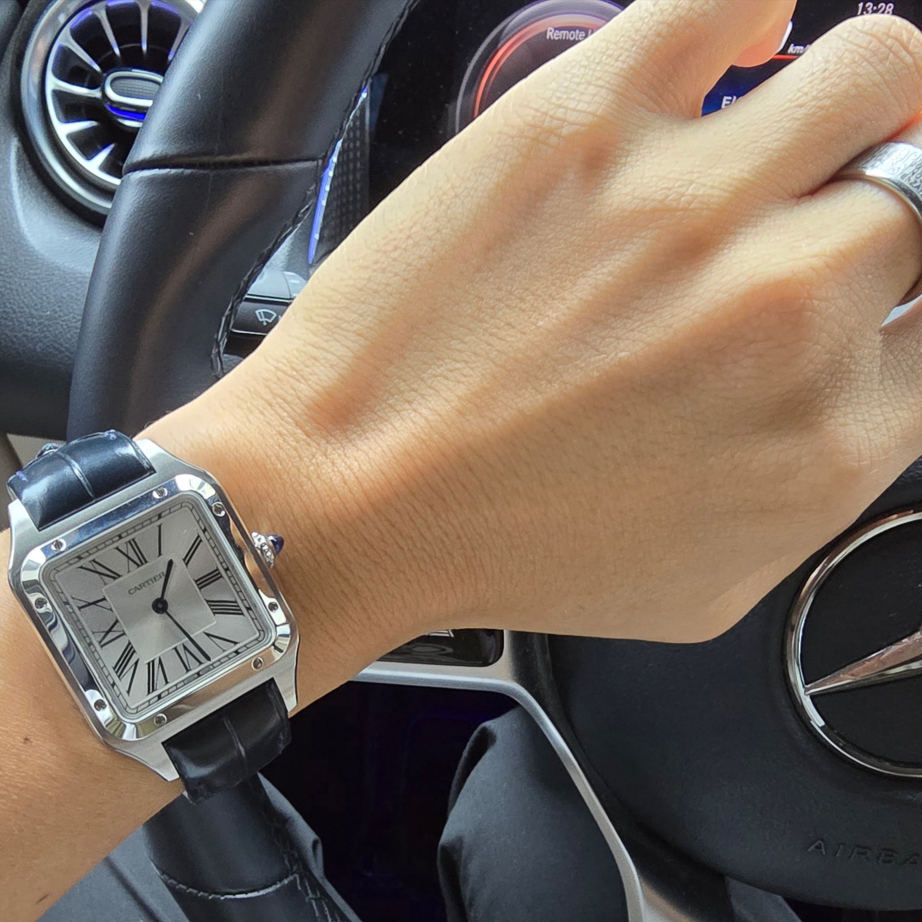 Cartier Santos Dumont Watch Large Quartz Steel Alligator Leather Navy Blue 착용 스타일