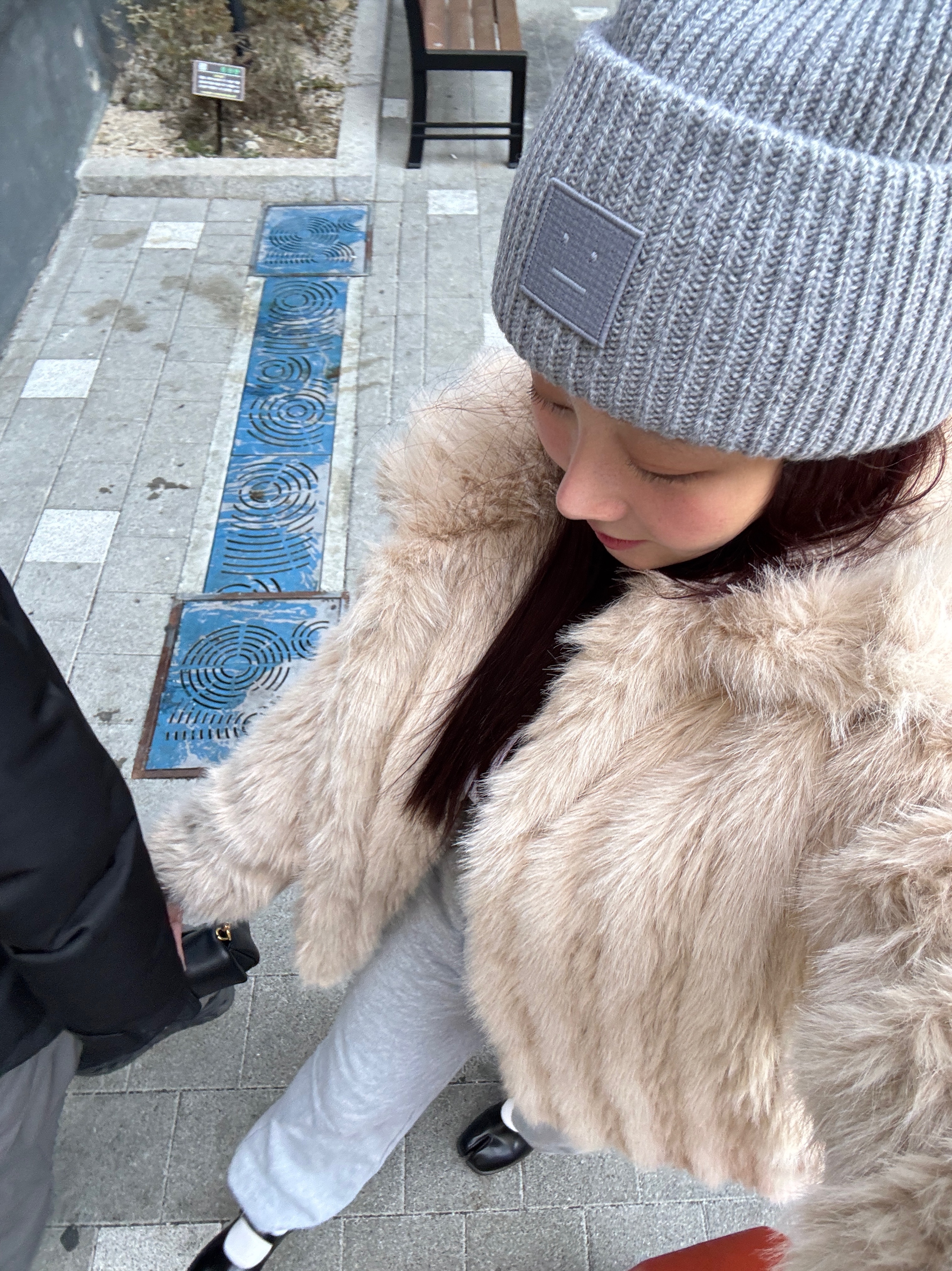 Acne Studios Large Face Logo Beanie Grey Melange, (W) Maison Margiela Box Calf Tabi Court Shoe Black 착용 스타일 - 4