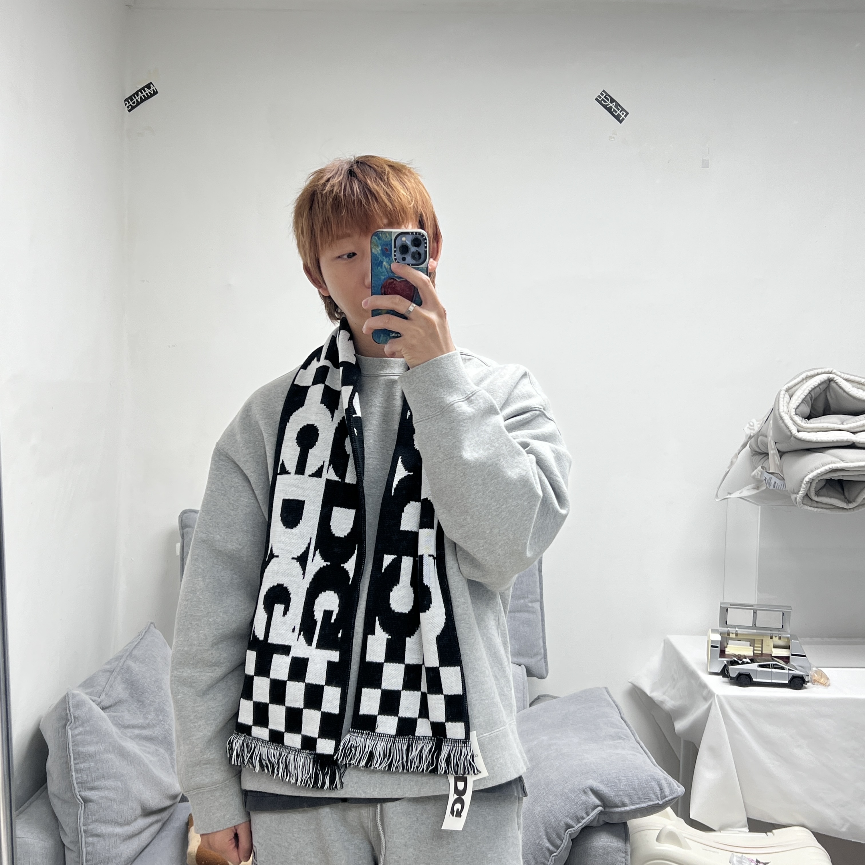CDG Logo Check Muffler White Black, CDG Logo Check Muffler Blue 착용 스타일 - 1