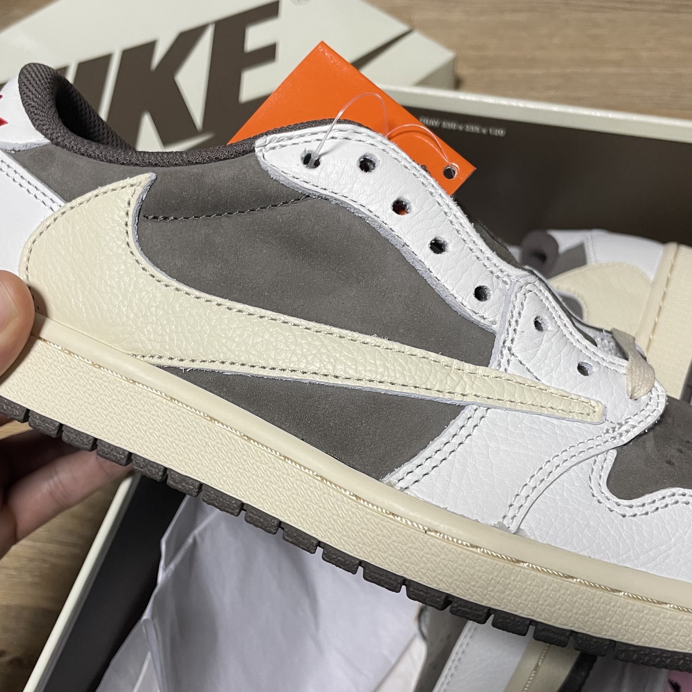 Jordan 1 x Travis Scott Retro Low OG SP Sail and Ridgerock 착용 스타일 - 2