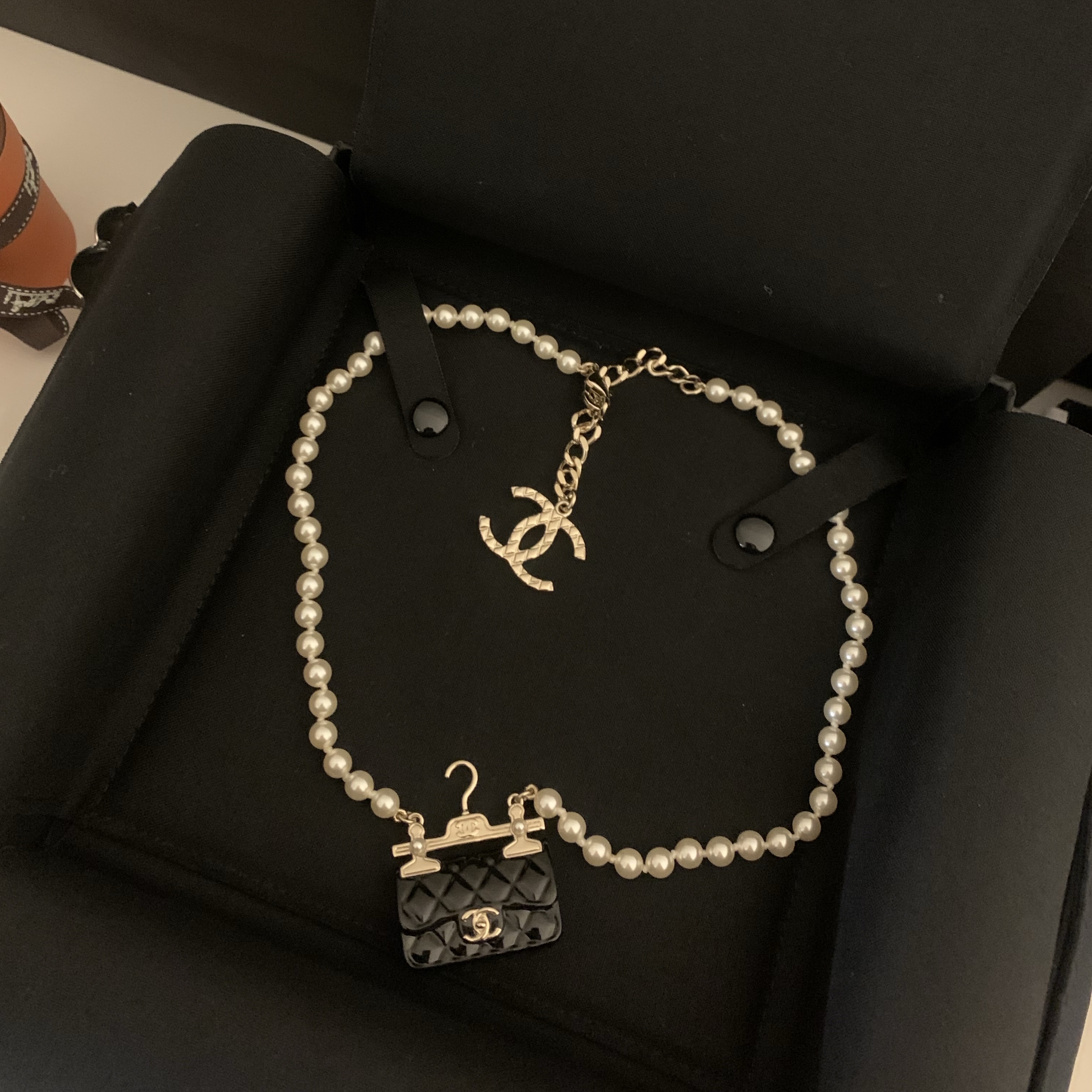 (W) Chanel Necklace Metal Resin Glass Pearls & Gold Black Pearly White 착용 스타일