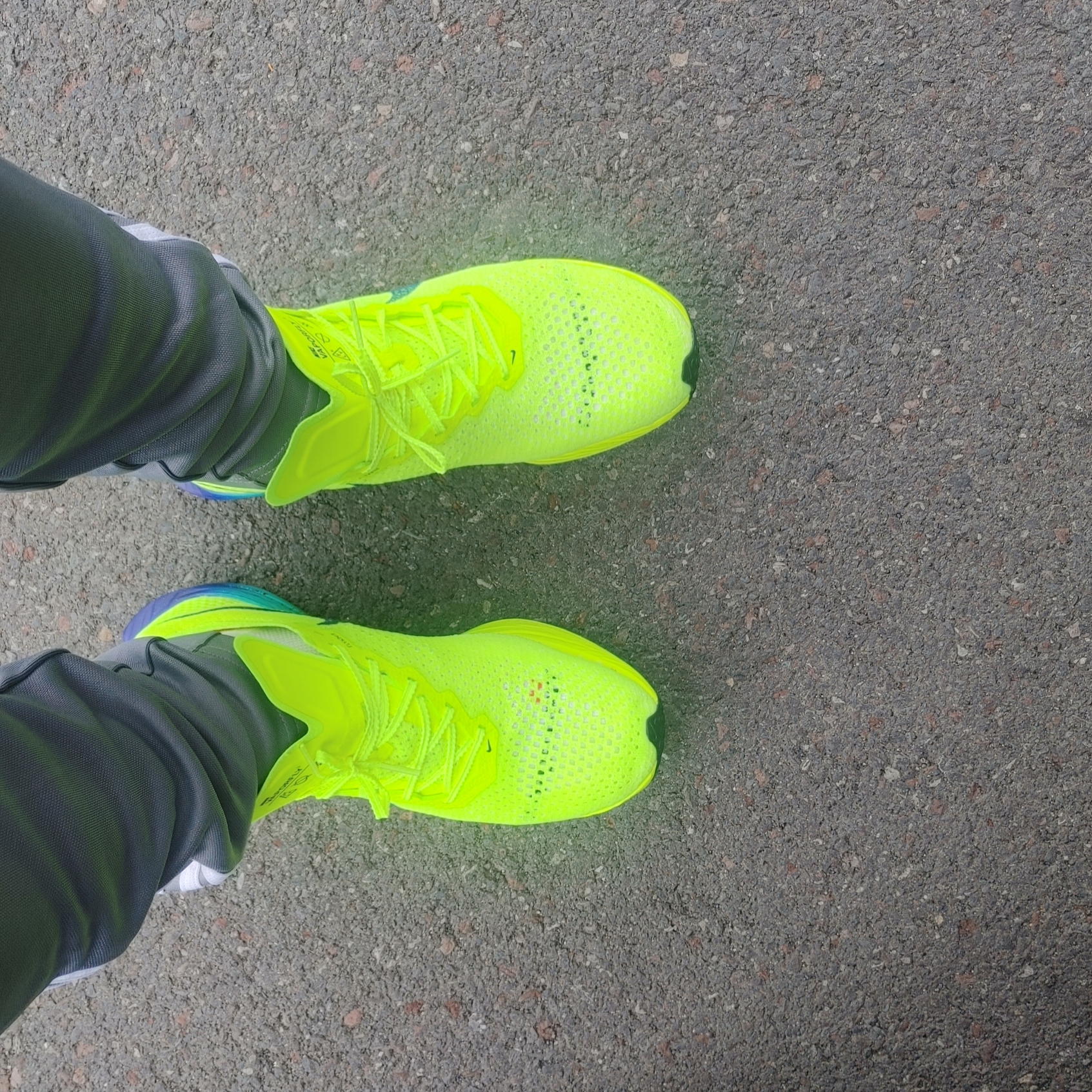 Nike ZoomX Vaporfly Next% 3 Volt Scream Green 착용 스타일 - 1