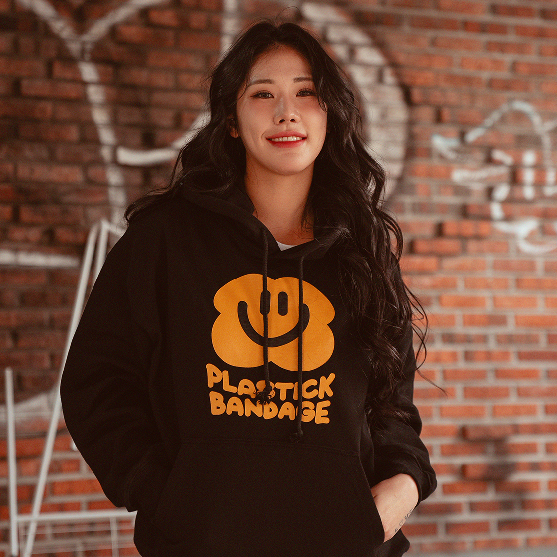플라스틱 밴디지 스마일리 플라워 후디 블랙(Plastick Bandage Smiley Plower Hoodie Black) - 2