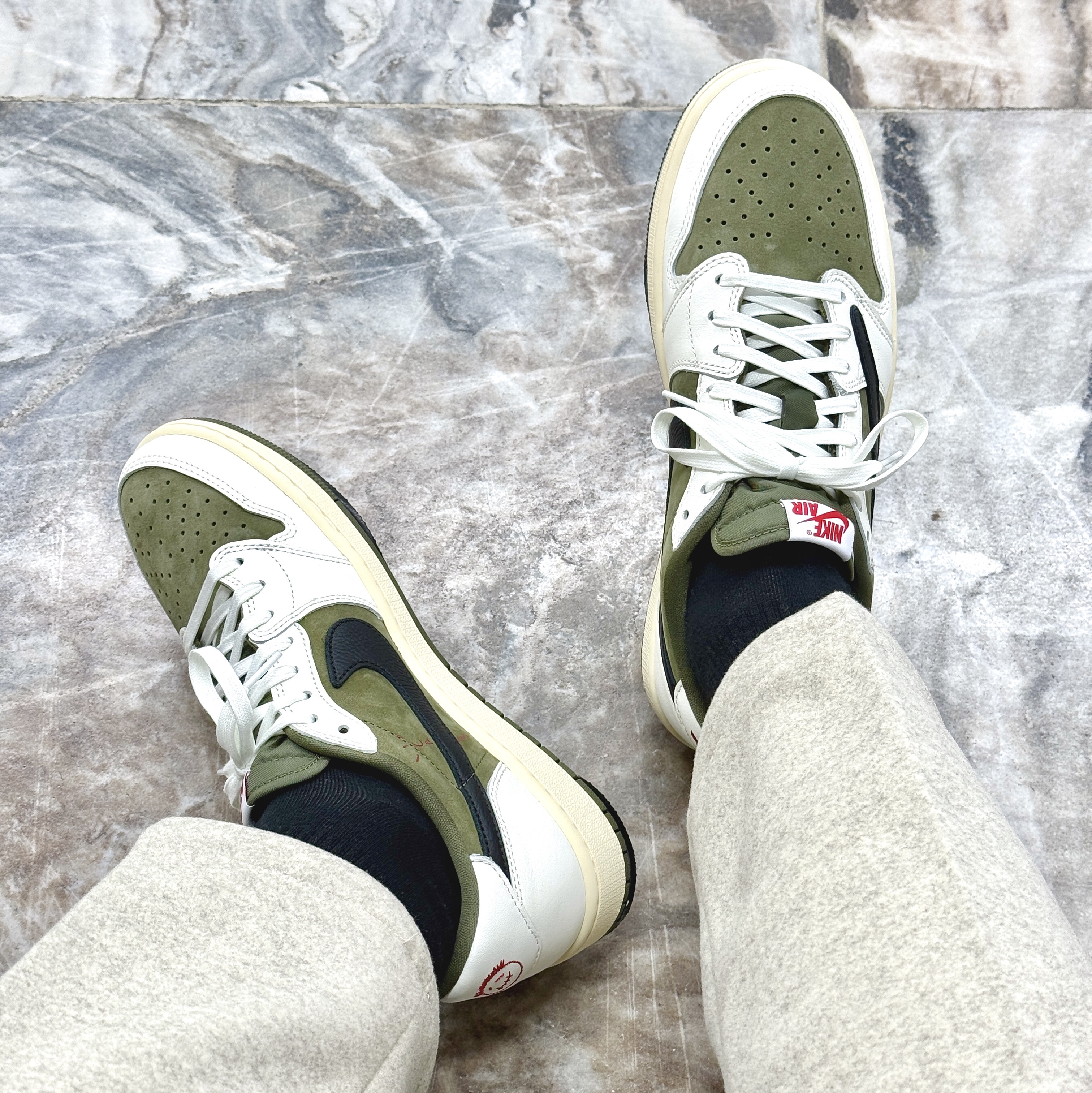 Jordan 1 x Travis Scott Retro Low OG SP Reverse Olive 착용 스타일 - 1