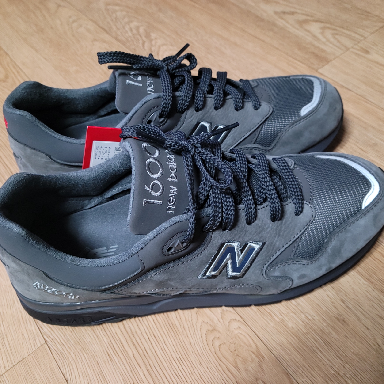 New Balance 1600 Dark Grey 착용 스타일 - 1