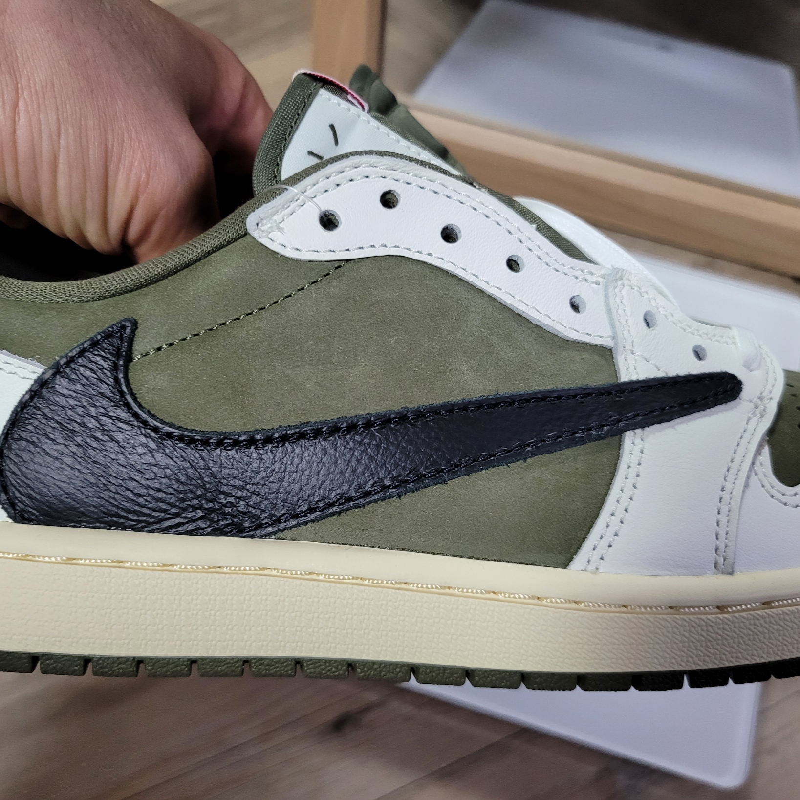 Jordan 1 x Travis Scott Retro Low OG SP Reverse Olive 착용 스타일