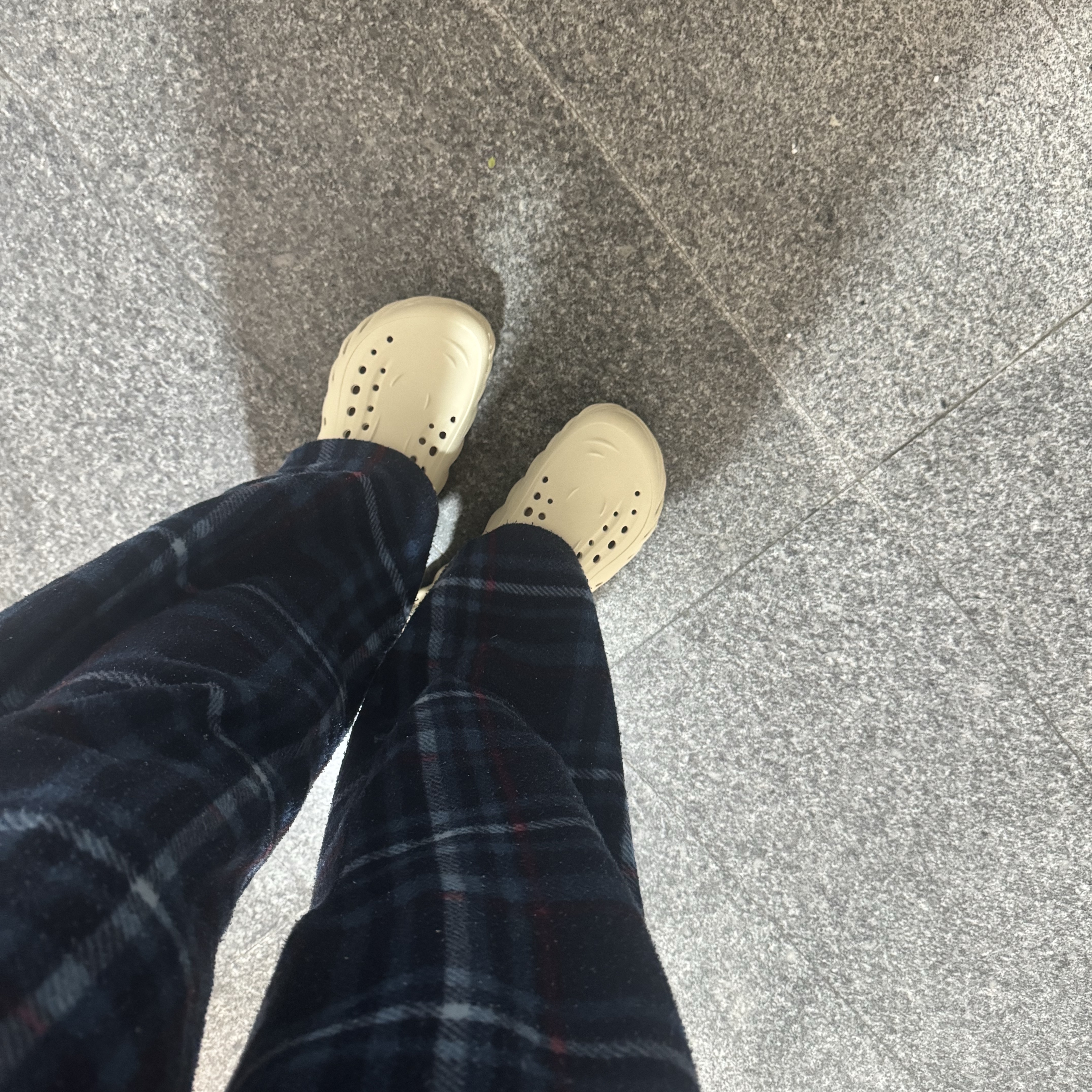 Crocs Echo Clog Bone Black 착용 스타일