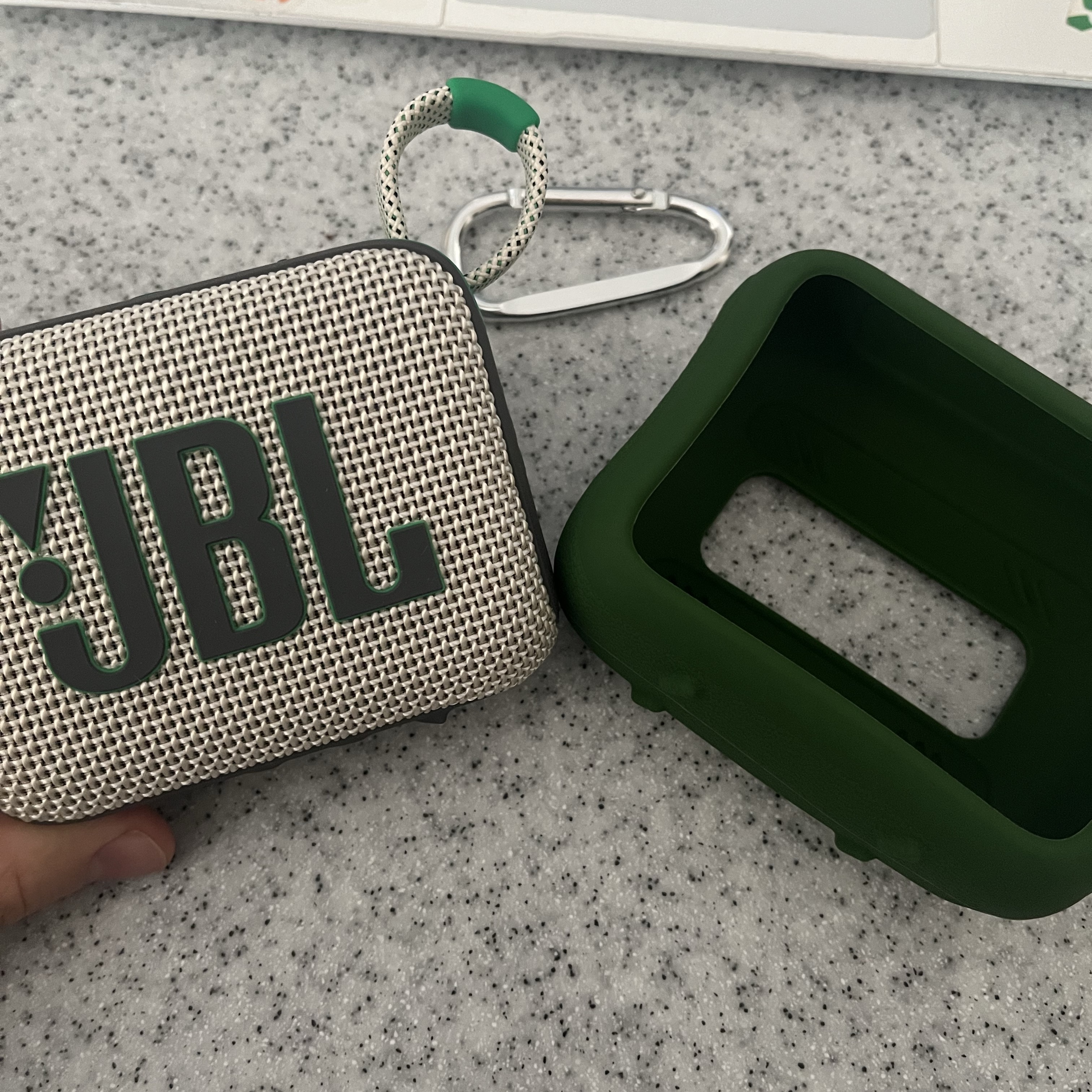 JBL GO4 Portable Bluetooth Speaker Sand 착용 스타일 - 1